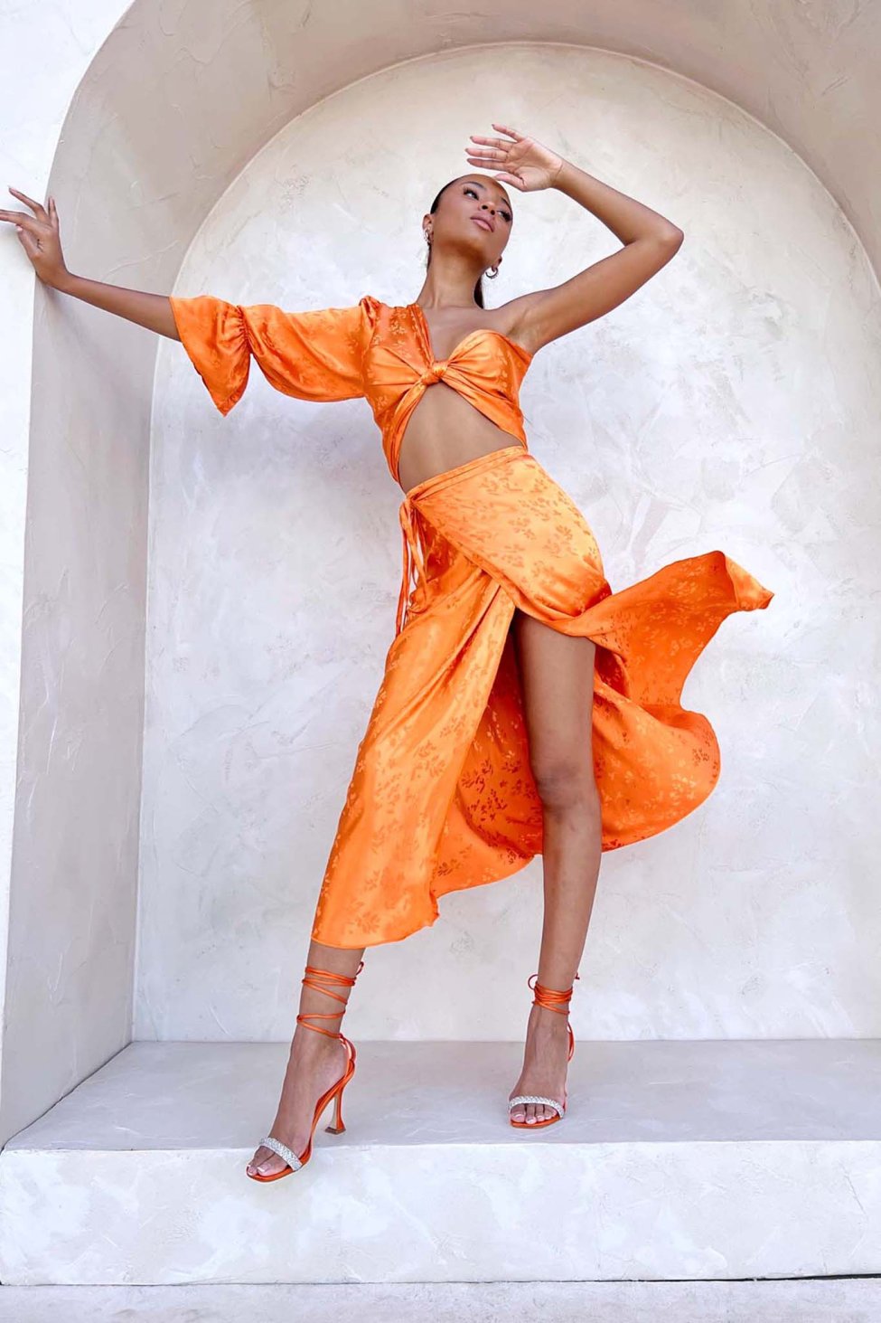 Caldera σετ τοπ-φούστα με όψη σατέν κρουαζέ με λουλούδια πορτοκαλί