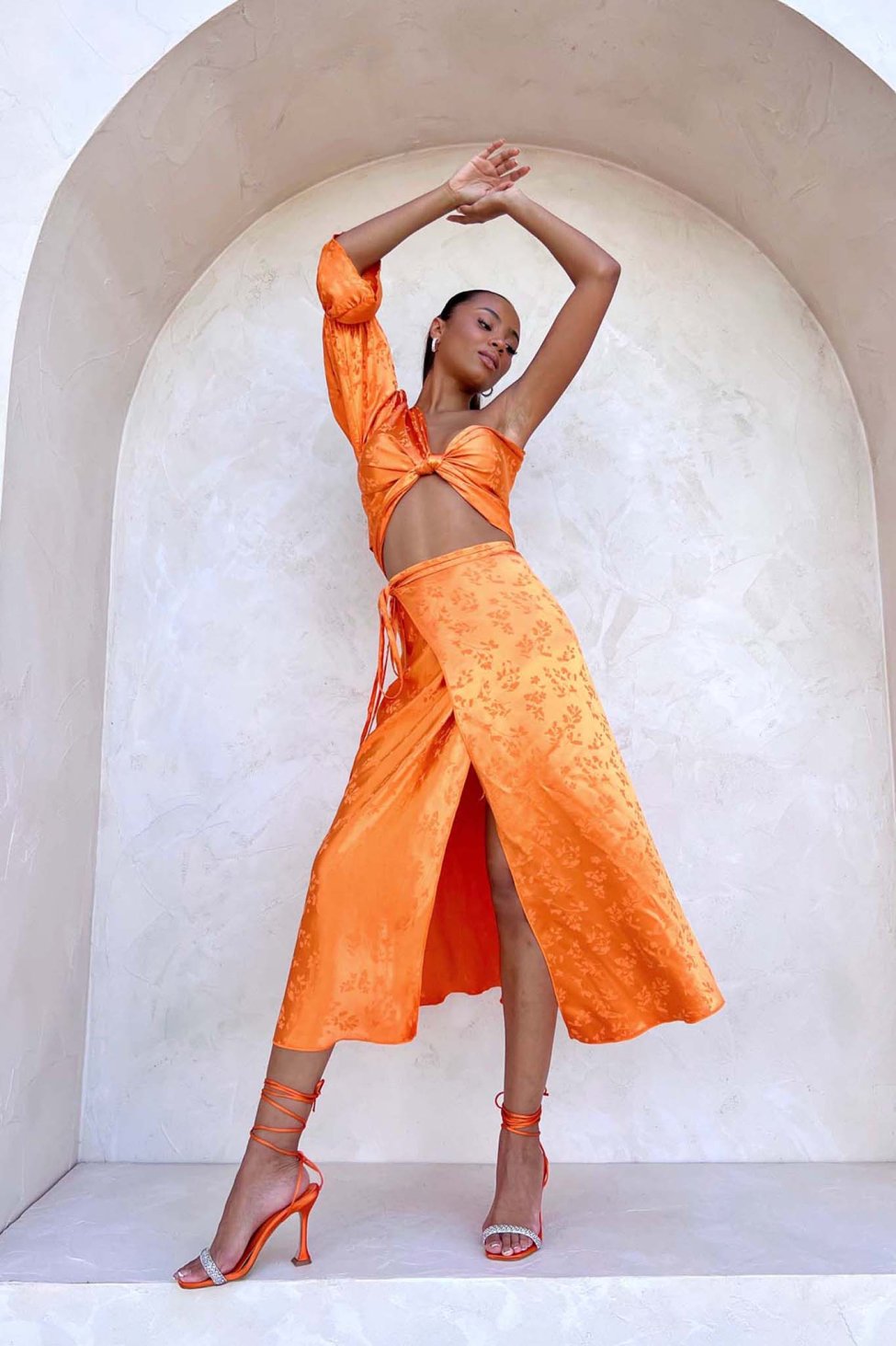 Caldera σετ τοπ-φούστα με όψη σατέν κρουαζέ με λουλούδια πορτοκαλί