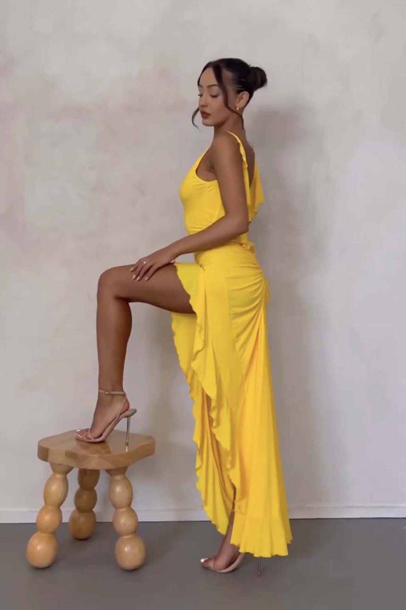 Cassandra μακρύ ασύμμετρο φόρεμα εξώπλατο με βολάν κίτρινο