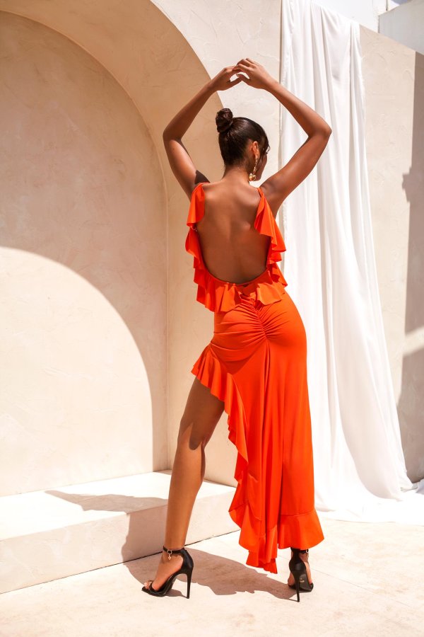ΦΟΡΕΜΑΤΑ Cassandra μακρύ ασύμμετρο φόρεμα εξώπλατο με βολάν πορτοκαλί