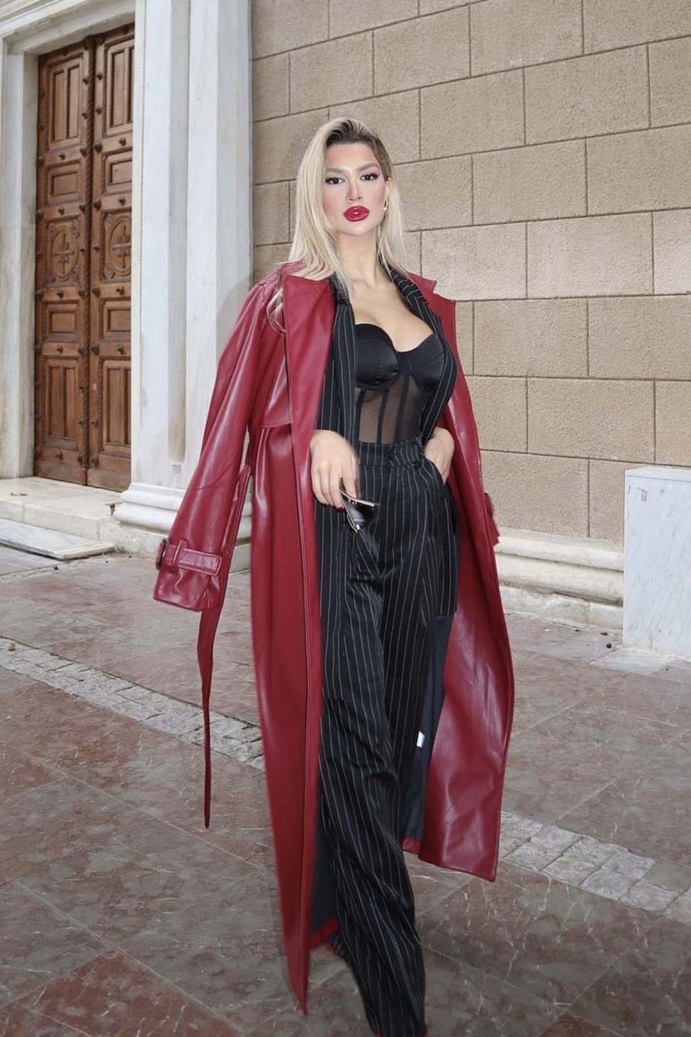 Fanelie μακριά καπαρντίνα απο οικολικό δέρμα με ζώνη μπορντό
