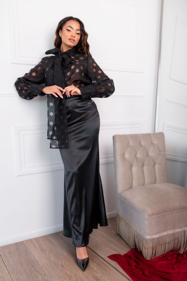 Contrast μακρία φούστα με όψη σατέν μαύρο