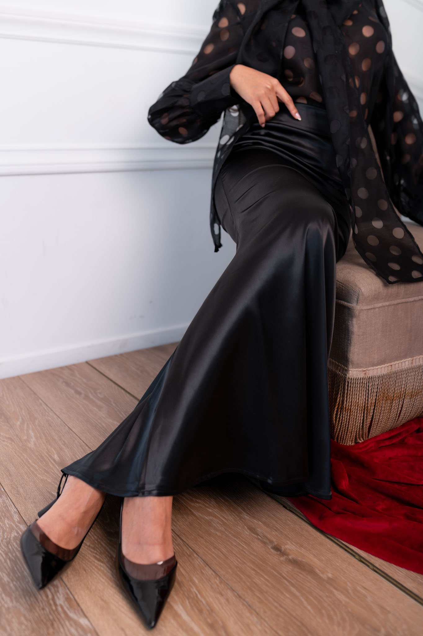 ΝΕΕΣ ΑΦΙΞΕΙΣ Contrast μακρία φούστα με όψη σατέν μαύρο