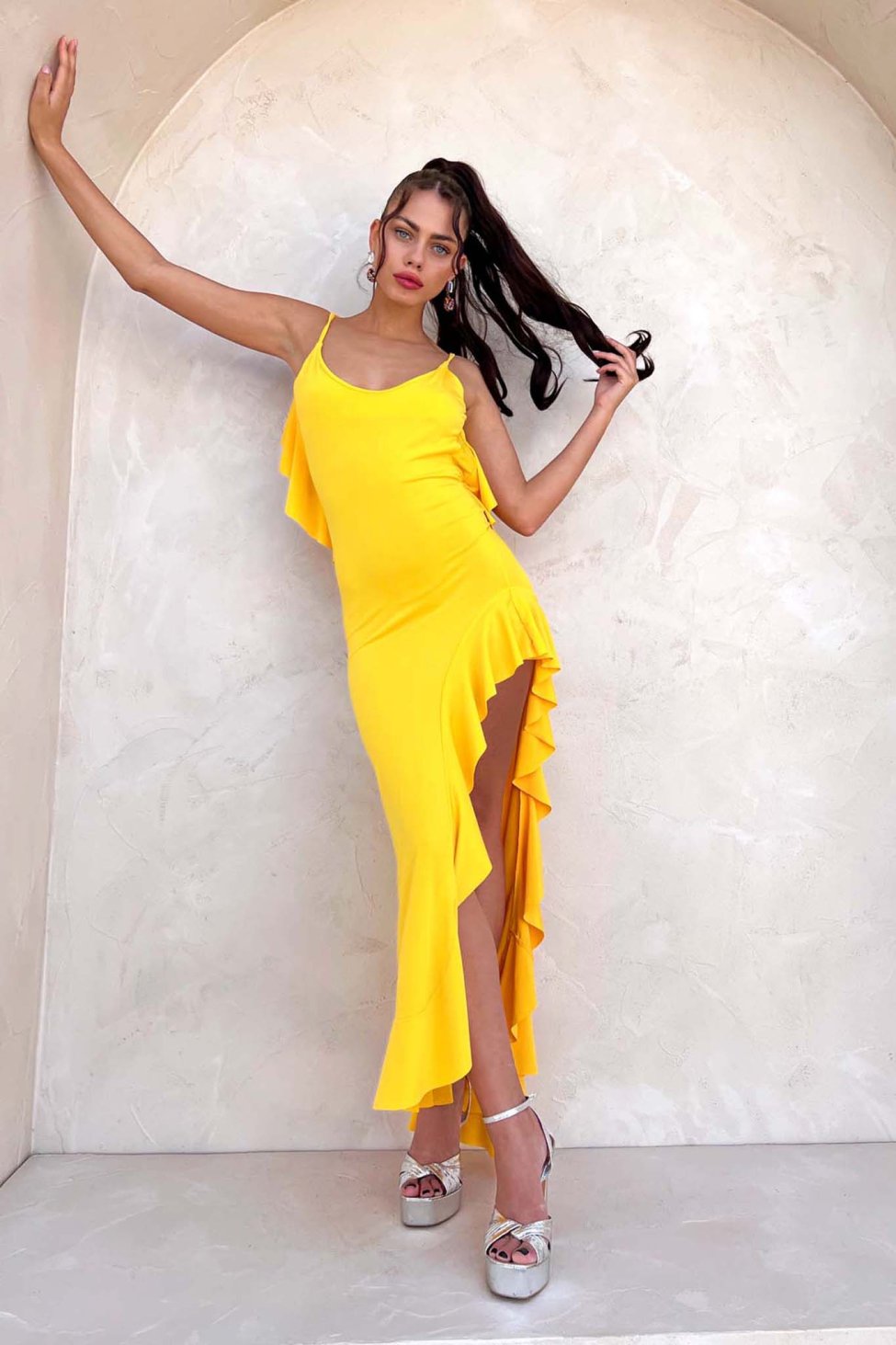 Evelynn μακρύ ασύμμετρο φόρεμα εξώπλατο με βολάν κίτρινο