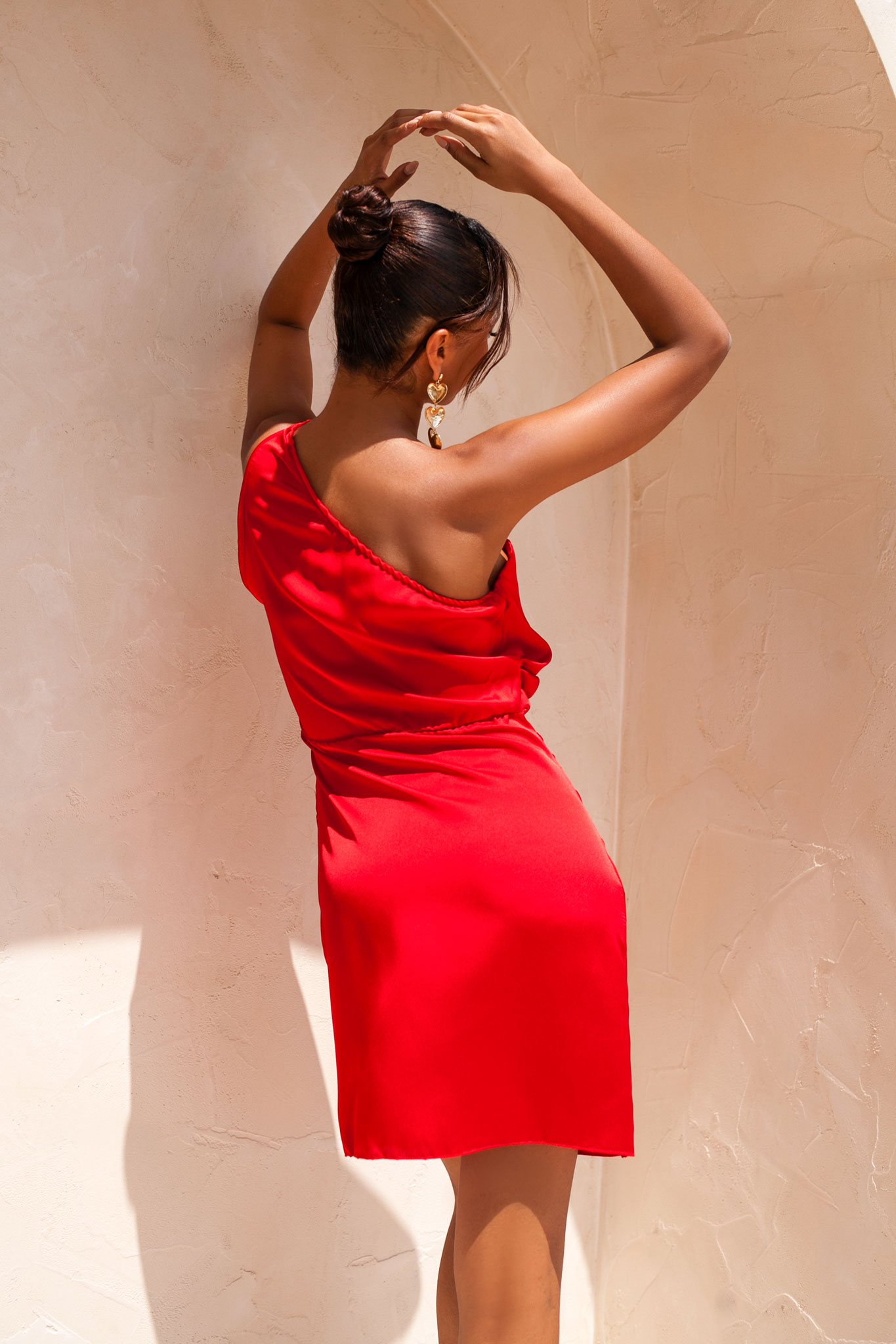 ΝΕΕΣ ΑΦΙΞΕΙΣ Hazelnut μίνι φόρεμα με έναν ώμο με όψη σατέν κόκκινο