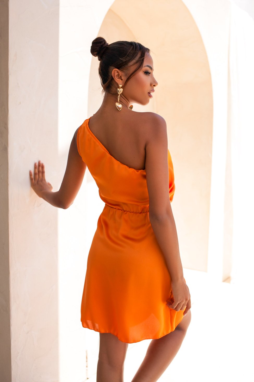 Hazelnut μίνι φόρεμα με έναν ώμο με όψη σατέν πορτοκαλί
