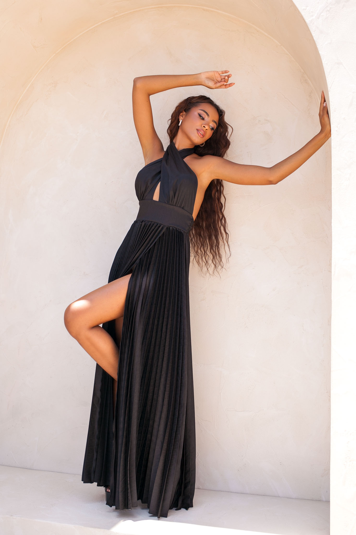 Isabella μάξι φόρεμα πλισέ με όψη σατέν μαύρο