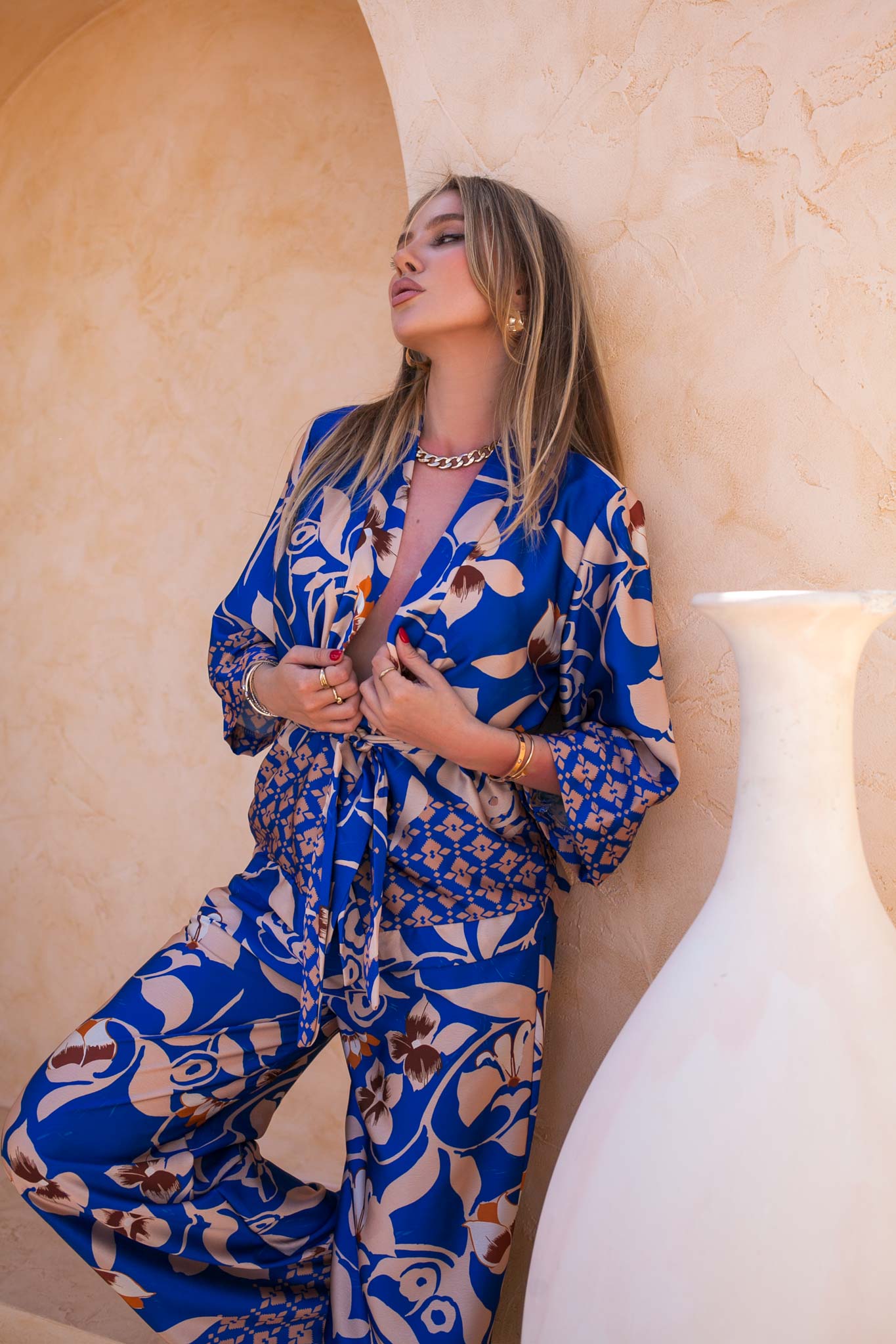 ΝΕΕΣ ΑΦΙΞΕΙΣ Primrose σετ κιμονό-παντελόνι φλοράλ με όψη σατέν μπλε ρουά