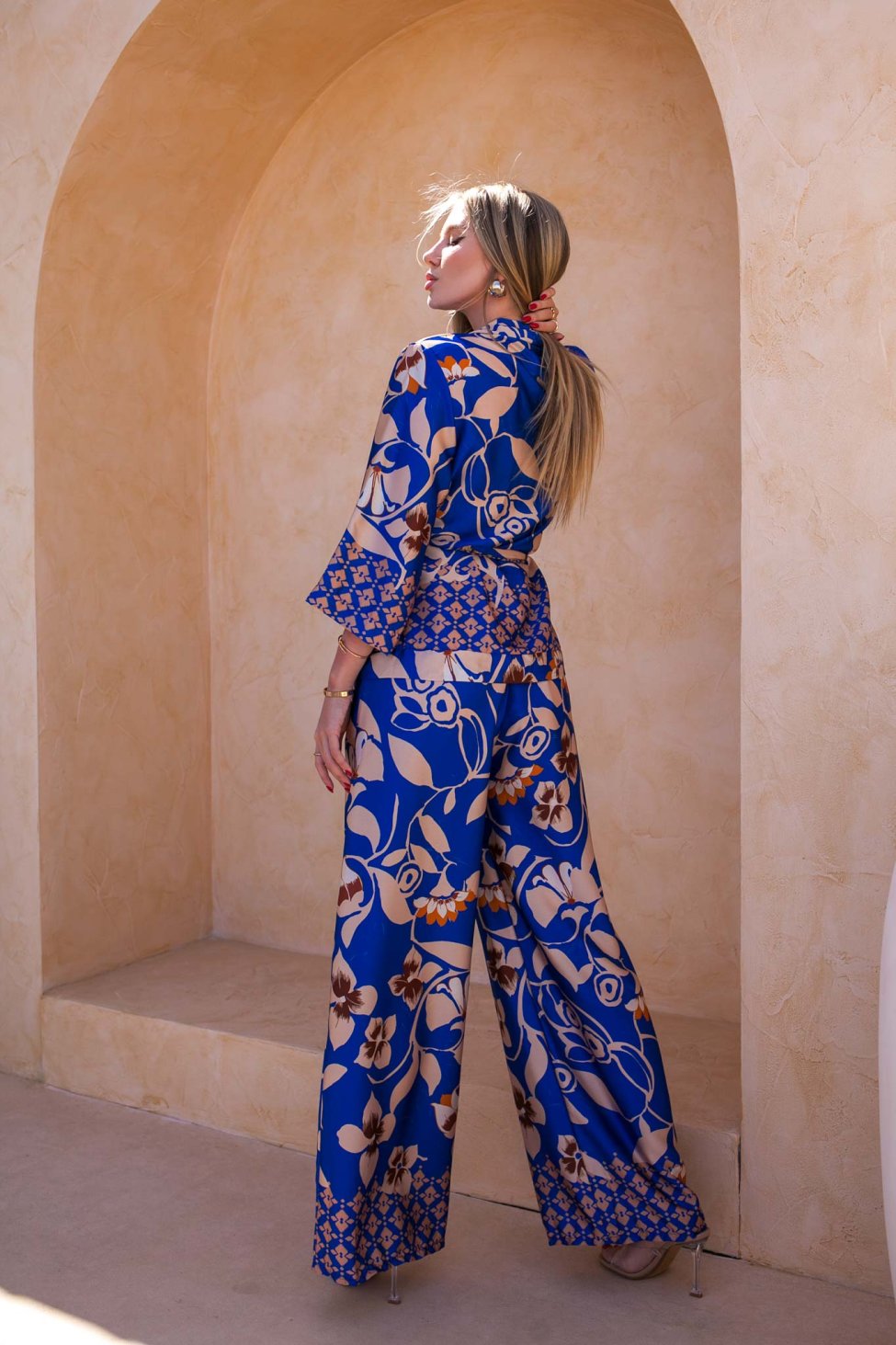 Primrose σετ κιμονό-παντελόνι φλοράλ με όψη σατέν μπλε ρουά