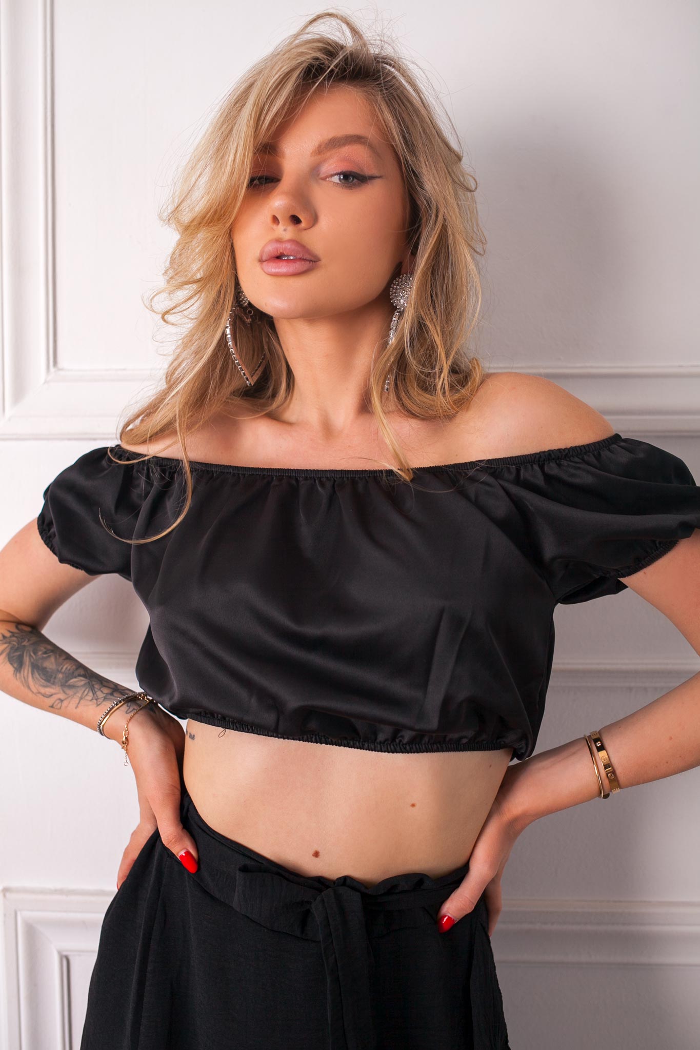 Cabernet crop top με όψη σατέν μαύρο Cabernet crop top με όψη σατέν μαύρο - Image 1