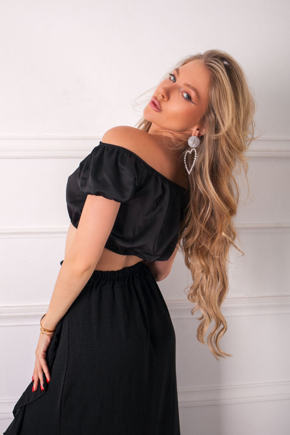 Cabernet crop top με όψη σατέν μαύρο - Image 2