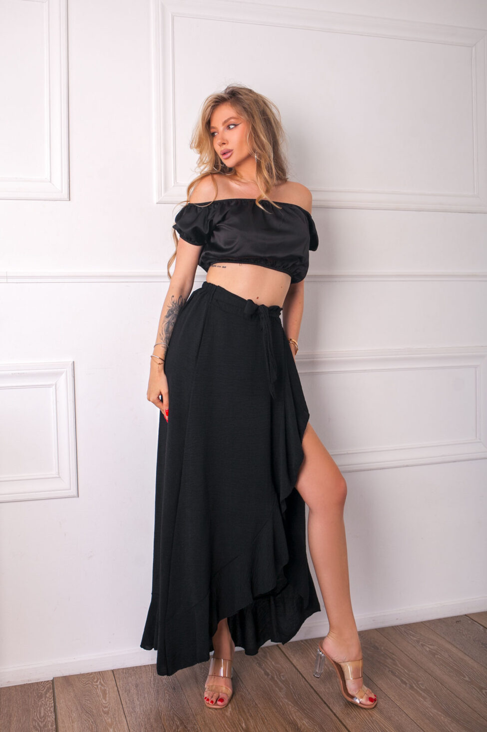 Cabernet crop top με όψη σατέν μαύρο - Image 4