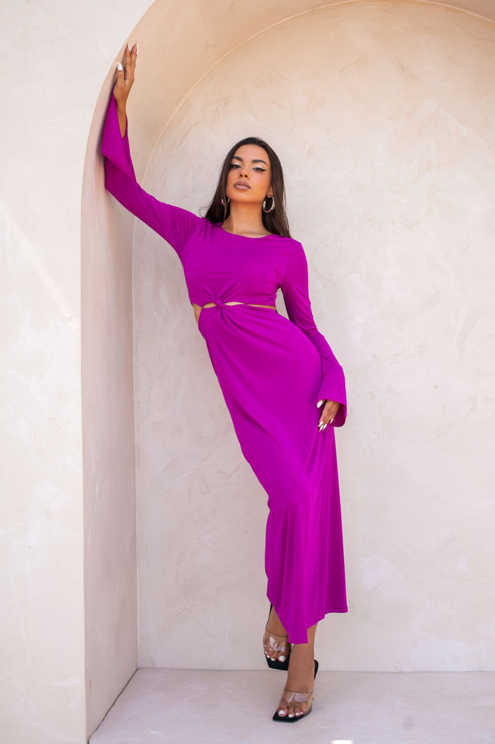 Bates φόρεμα με cut outs και ιδιαίτερα μανίκια magenta