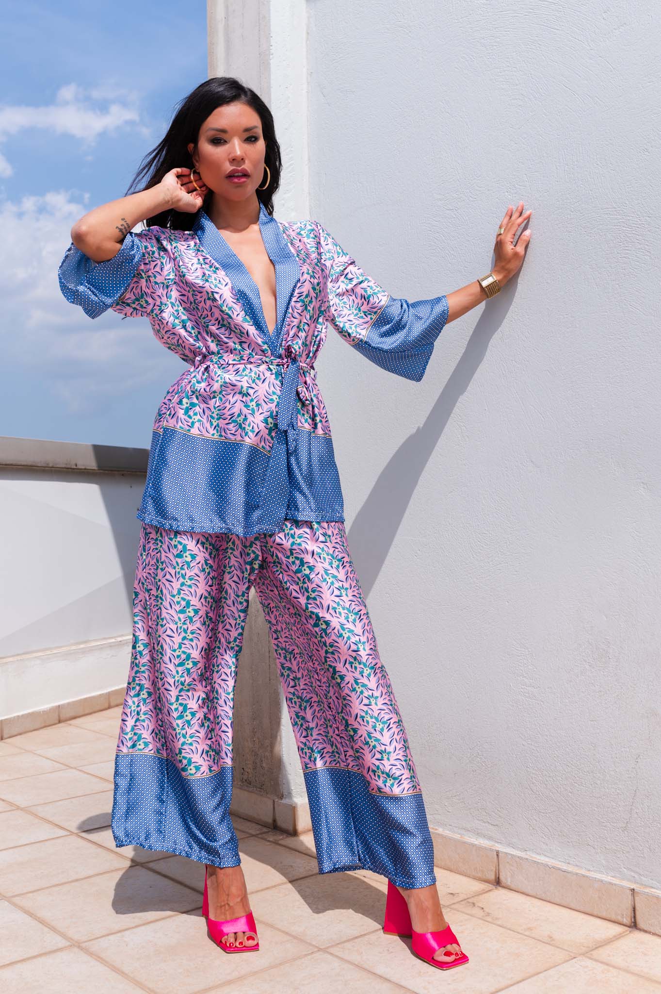 Coraline σετ κιμονό-παντελόνι με όψη σατέν εμπριμέ λιλά - Image 1