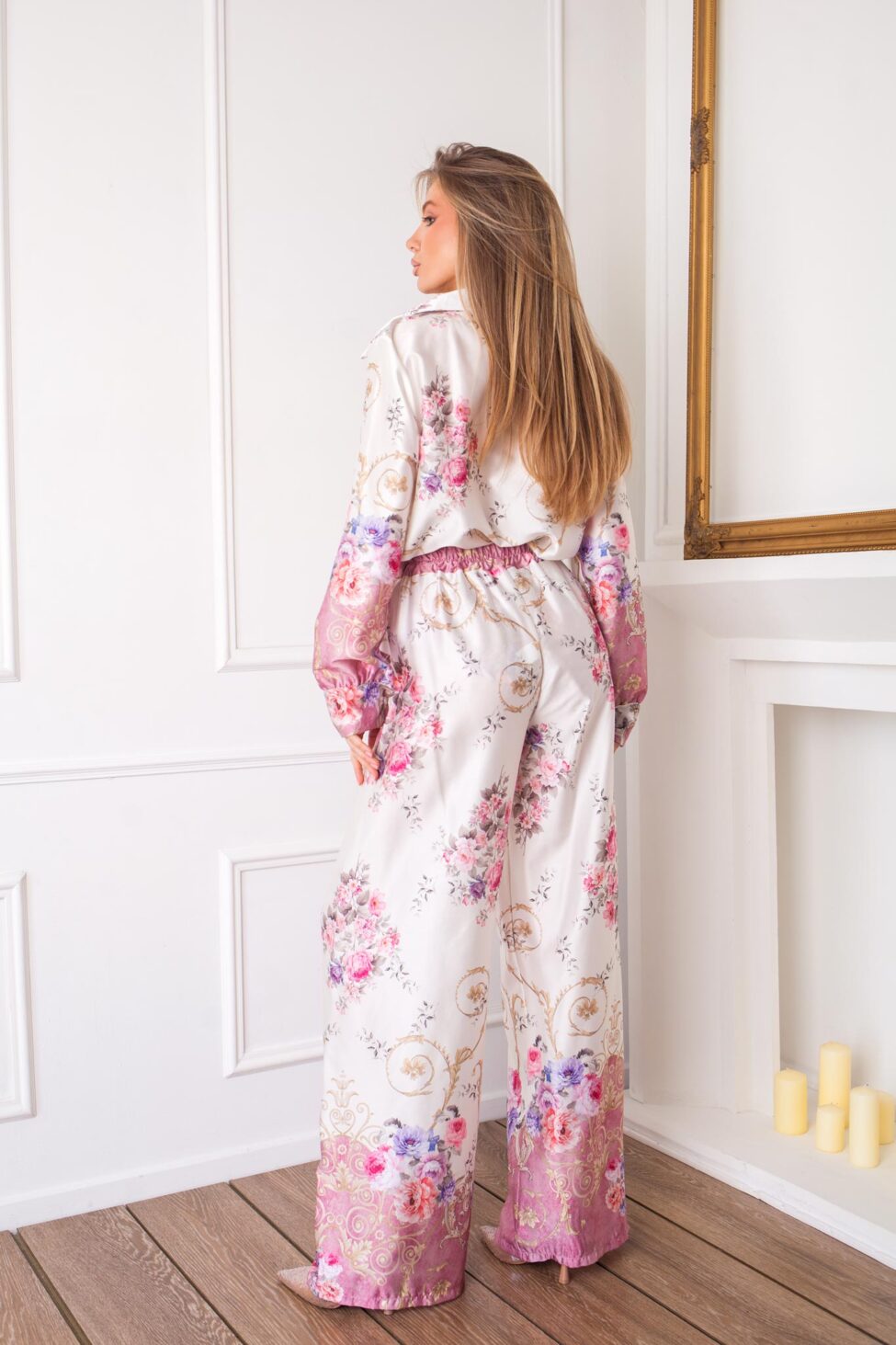 Twist σετ πουκάμισο-παντελόνι με μοτίβο baroque και floral με όψη σατέν ροζ - Image 3