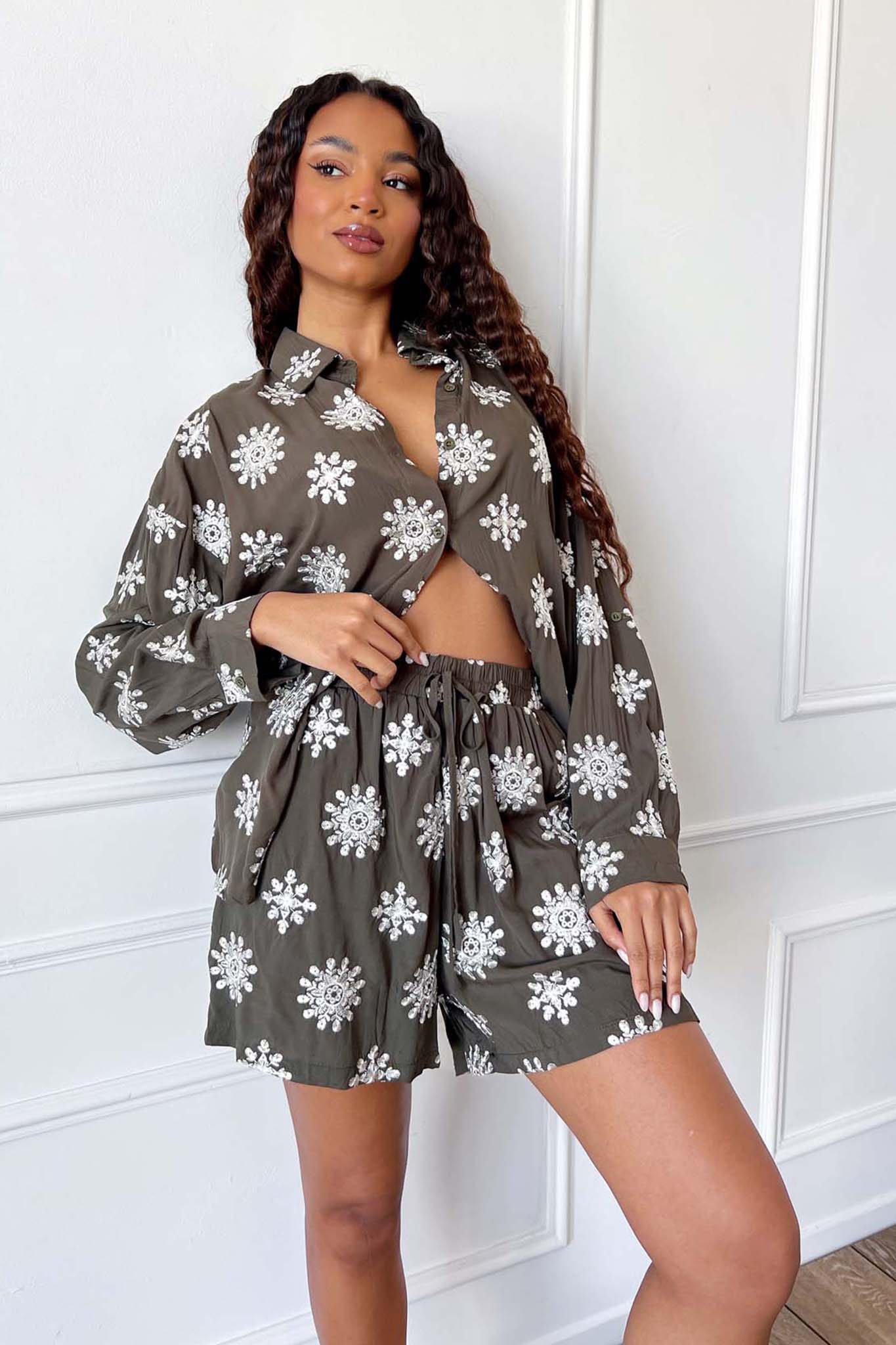 Akello σετ πουκάμισο-σορτς με ανάγλυφα σχέδια χακί - Image 1