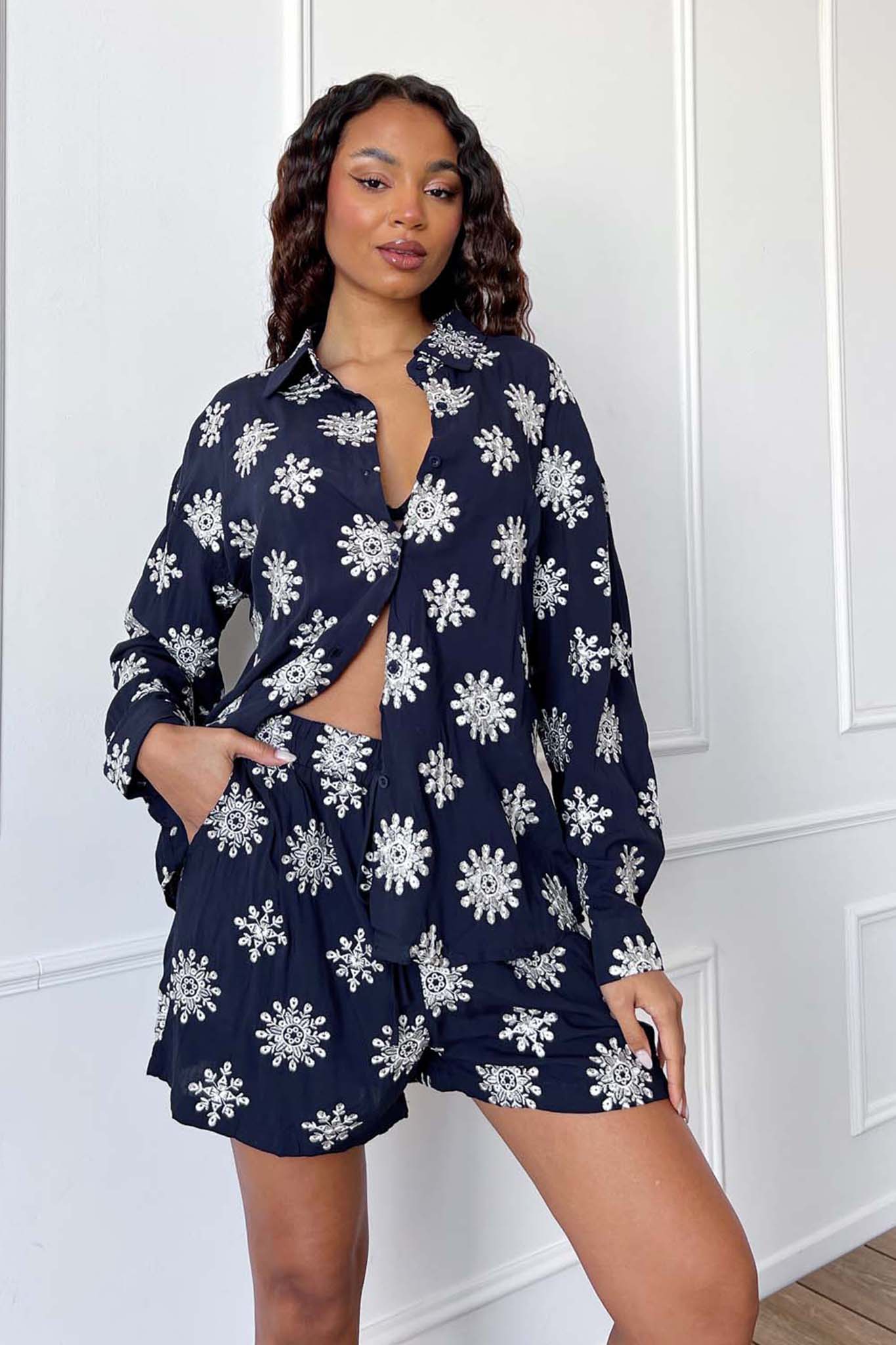 Akello σετ πουκάμισο-σορτς με ανάγλυφα σχέδια μπλε σκούρο - Image 1