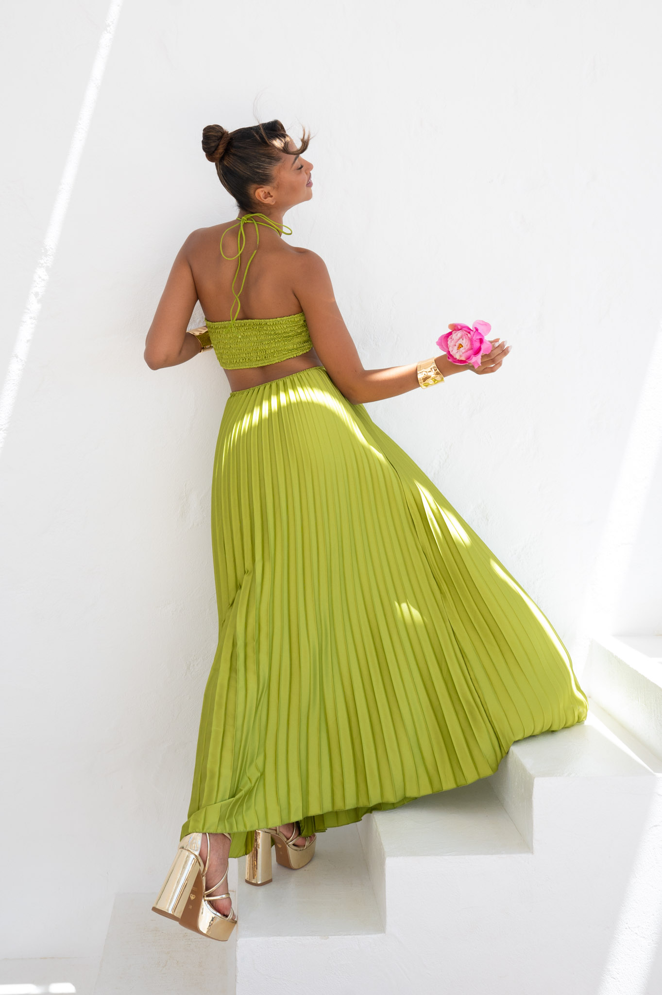 Marron μακρύ φόρεμα πλισέ cut out με όψη σατέν lime