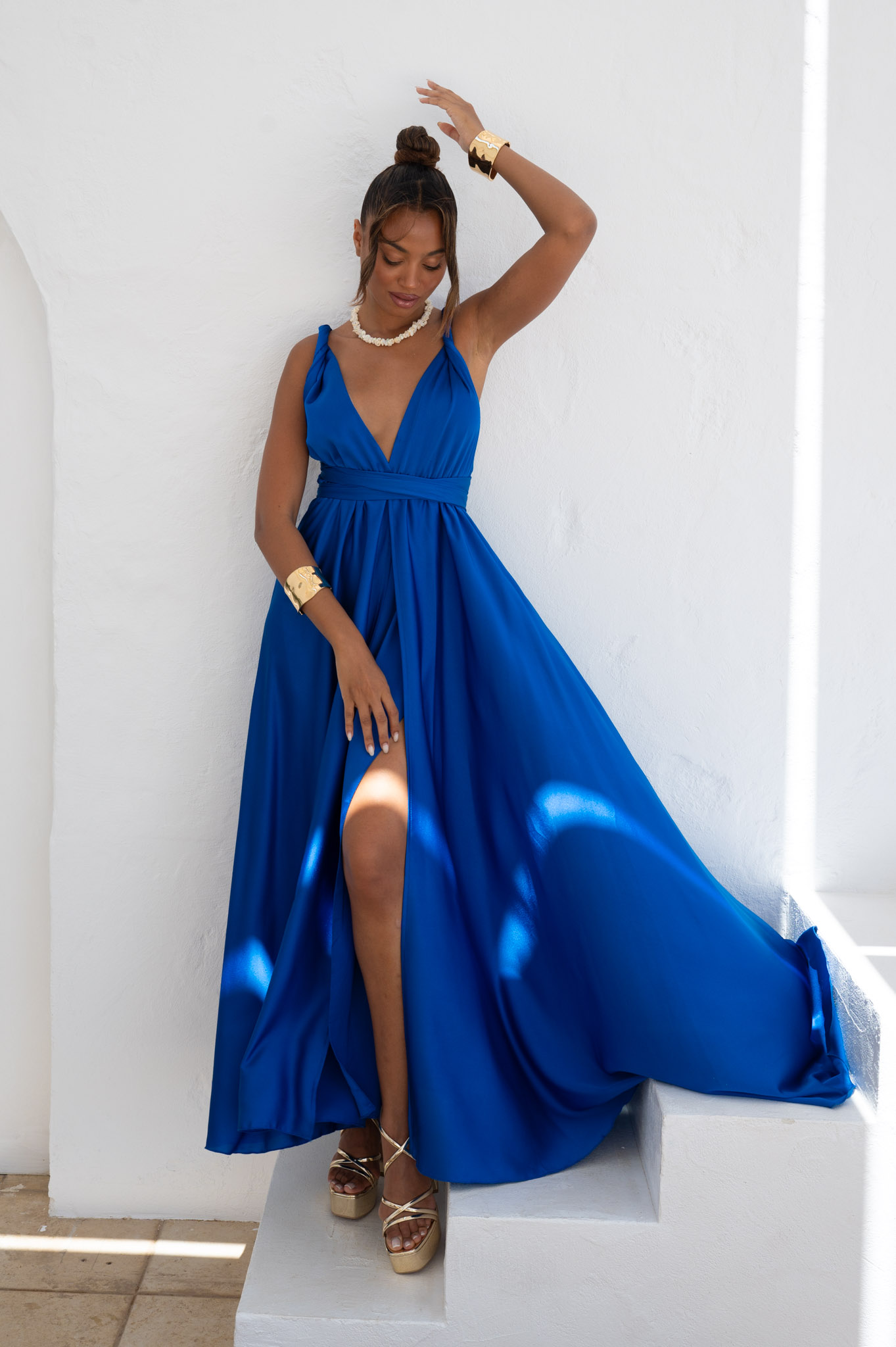 Vilma μακρύ φόρεμα με όψη σατέν με πολυμορφικό δέσιμο μπλε ρουά - Image 1