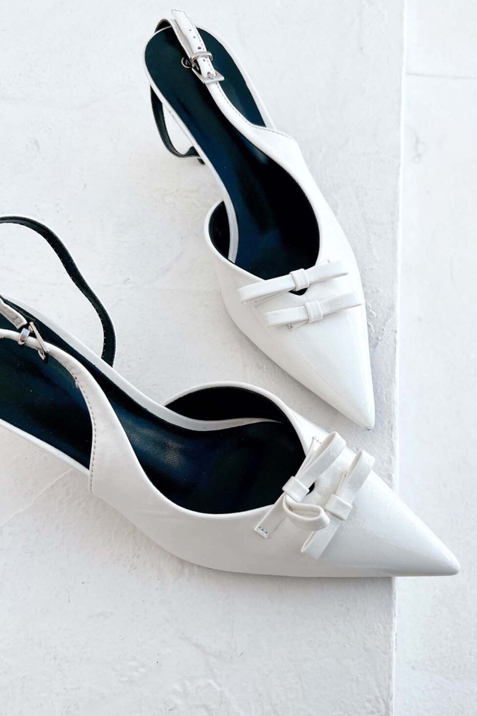 Choria slingback γόβα με φιογκάκια από οικολογικό δέρμα λουστρίνι λευκό