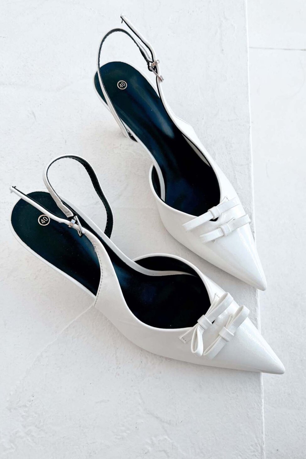 Choria slingback γόβα με φιογκάκια από οικολογικό δέρμα λουστρίνι λευκό