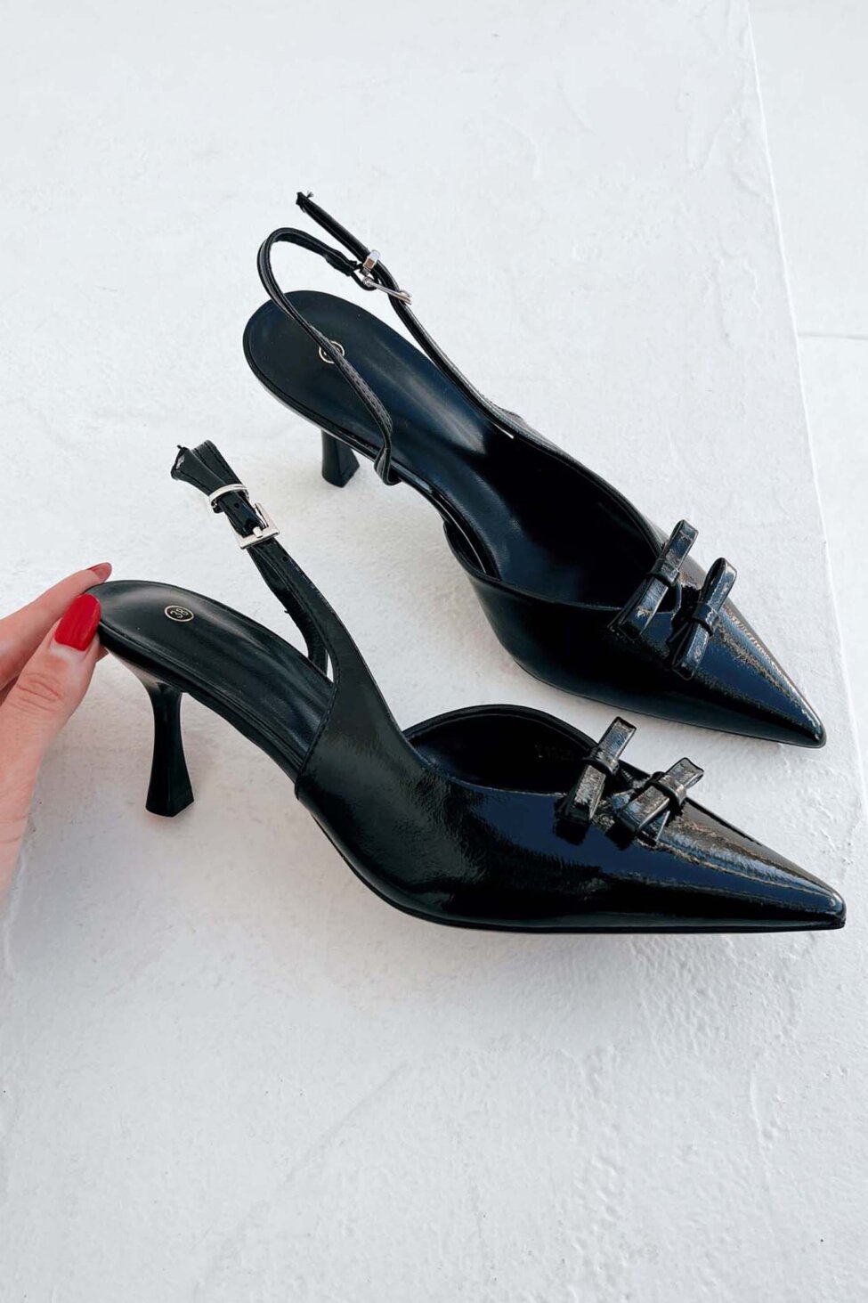 Choria slingback γόβα με φιογκάκια από οικολογικό δέρμα λουστρίνι μαύρο