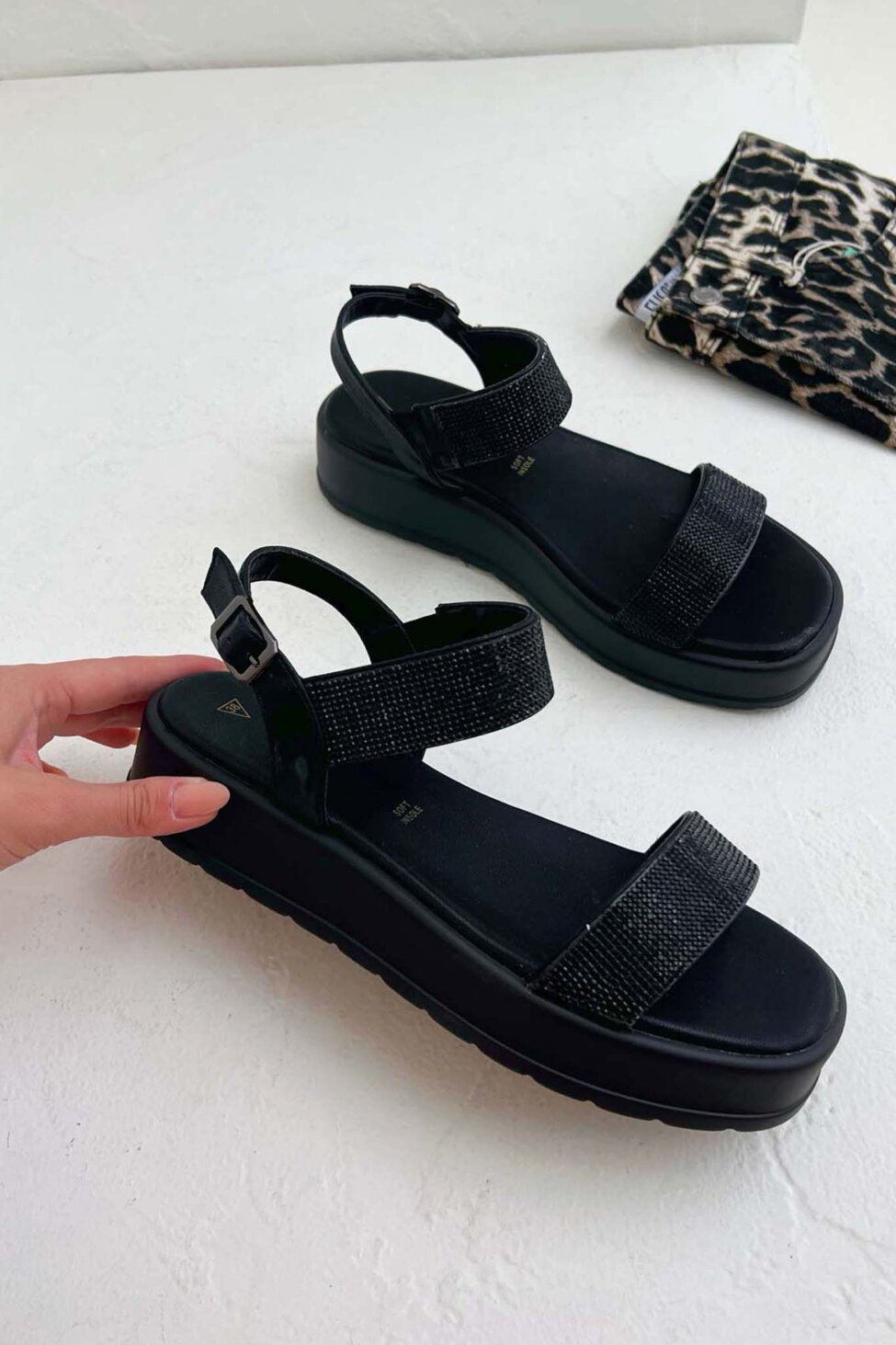 Ferie flatforms με λουράκια και strass μαύρο