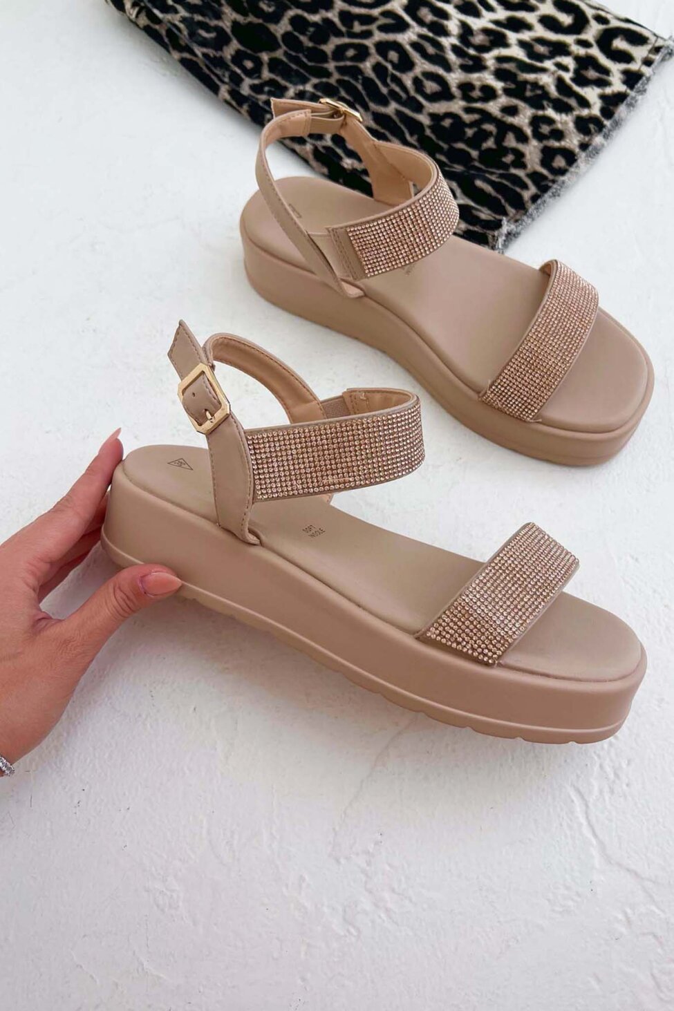 Ferie flatforms με λουράκια και strass μπεζ