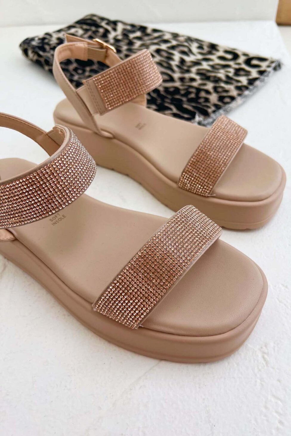 Ferie flatforms με λουράκια και strass μπεζ