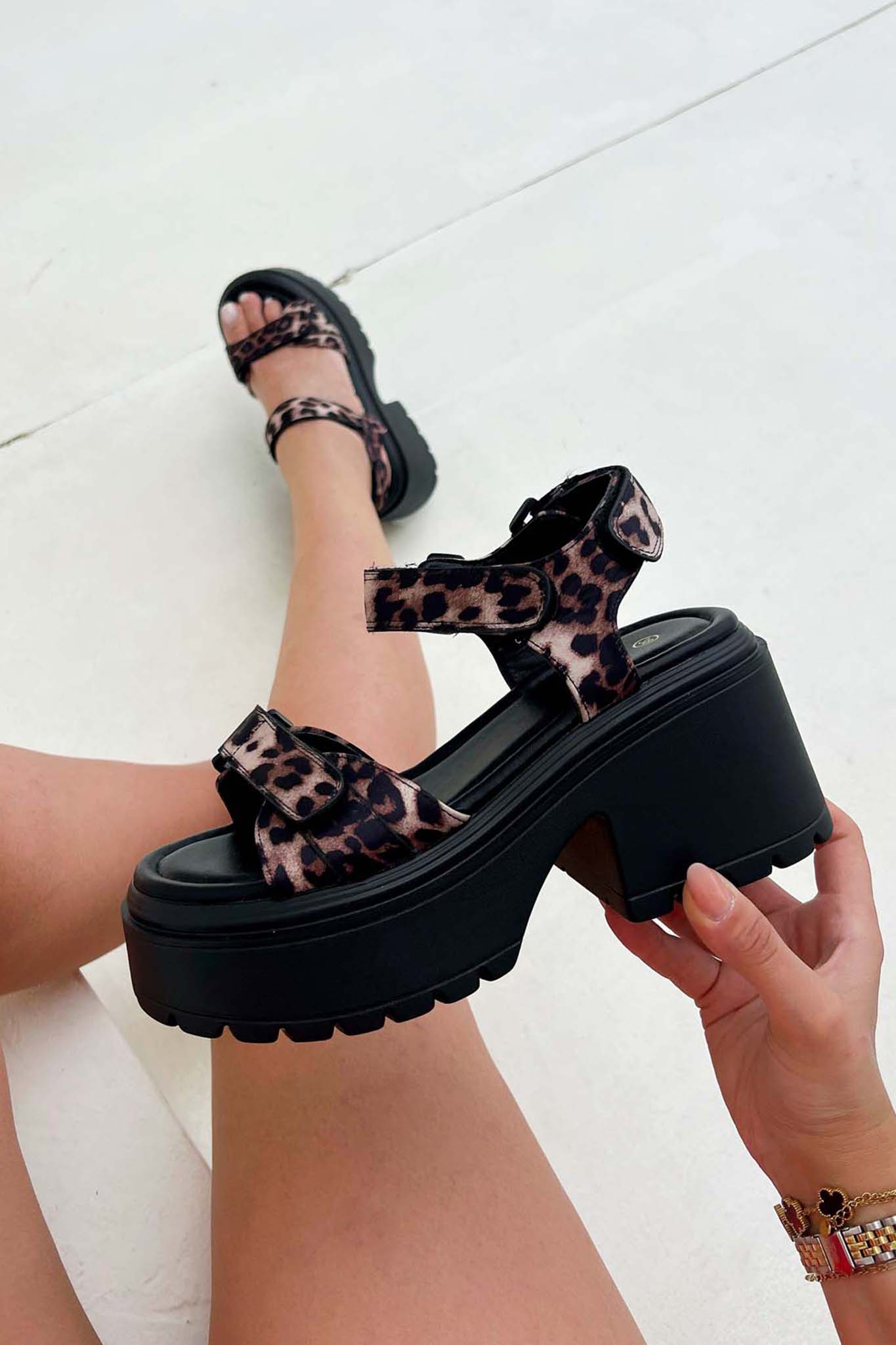 ΝΕΕΣ ΑΦΙΞΕΙΣ Hariet σανδάλια flatform με λουράκια λεοπάρ