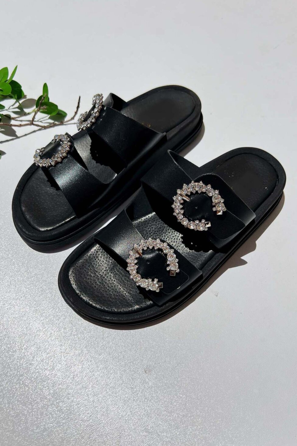 Soleil σανδάλια με strass στις αγκράφες μαύρο