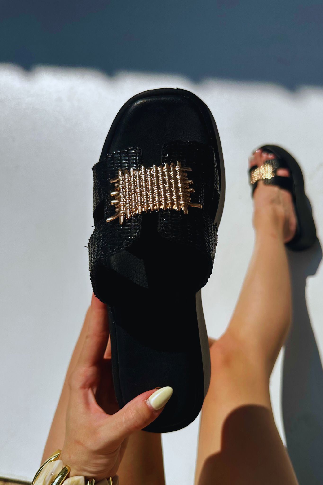 Bloomer σανδάλια flatforms με χρυσή αγκράφα μαύρο