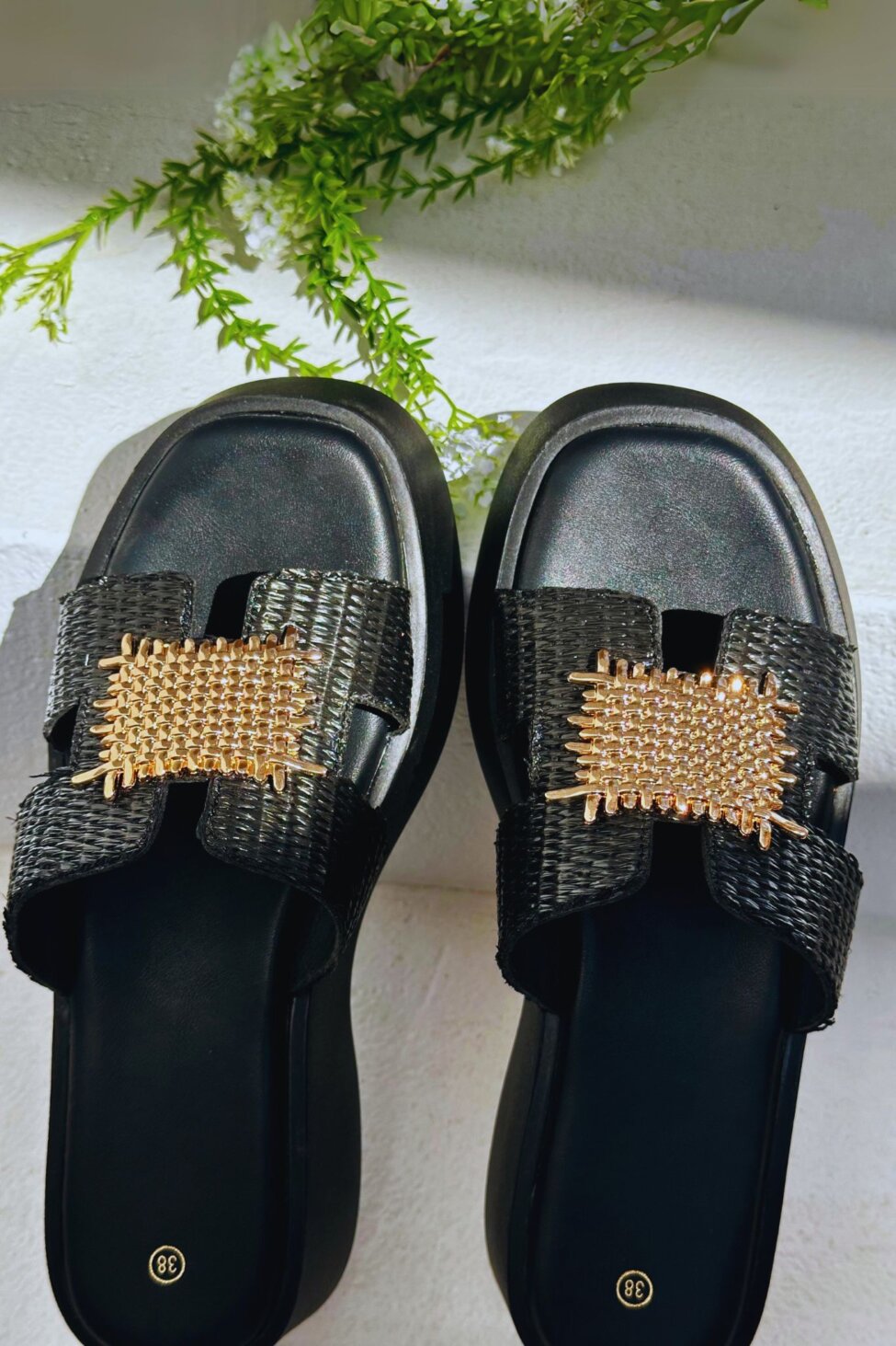 Bloomer σανδάλια flatforms με χρυσή αγκράφα μαύρο
