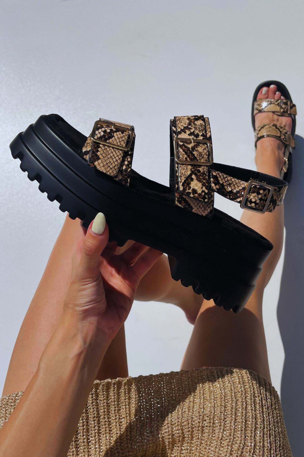 Ribbon σανδάλια flatform με λουράκια snake