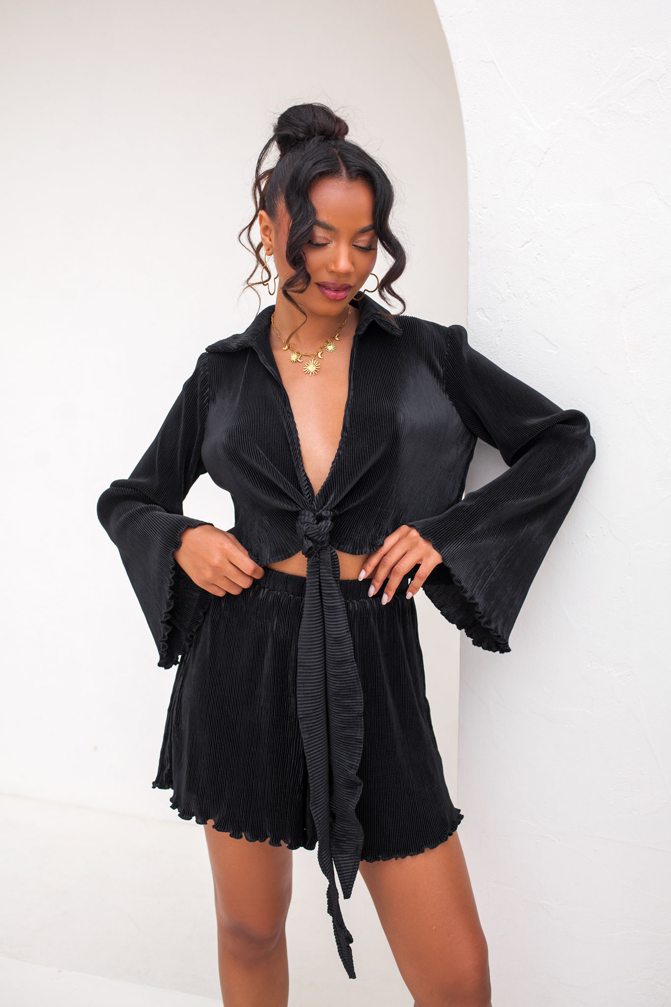 Welton πλισέ σετ πουκάμισο-σορτς με όψη σατέν μαύρο - Image 1