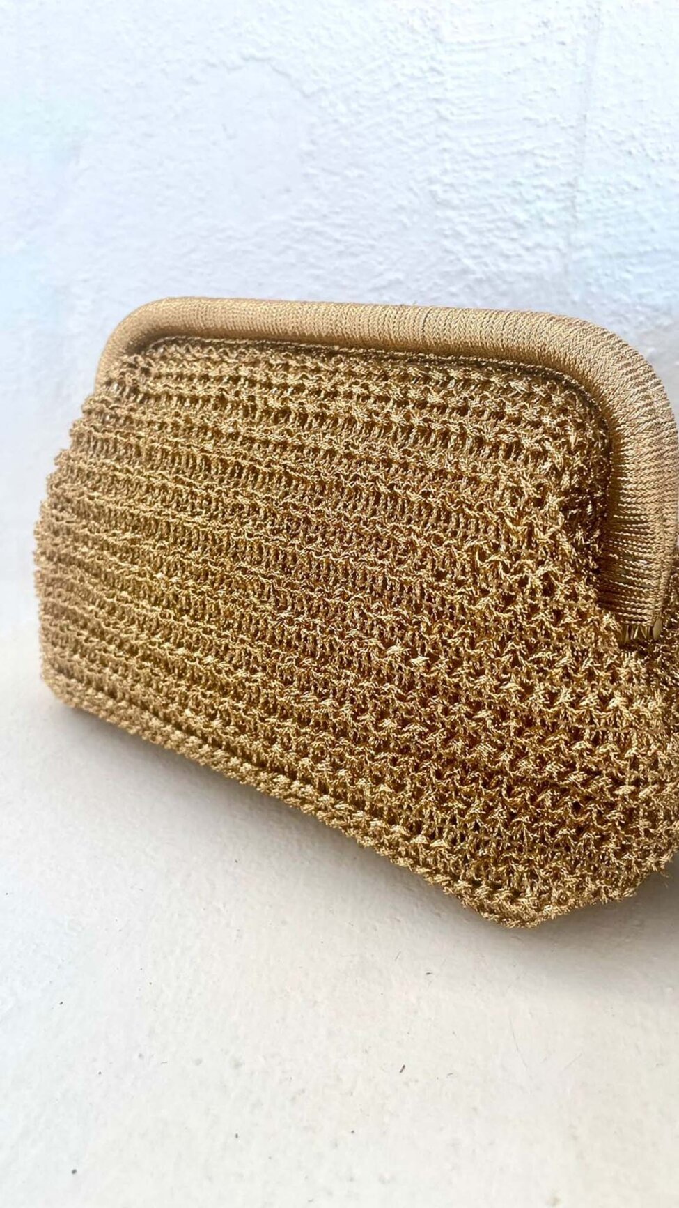 Arleth ψάθινη clutch τσάντα χρυσό