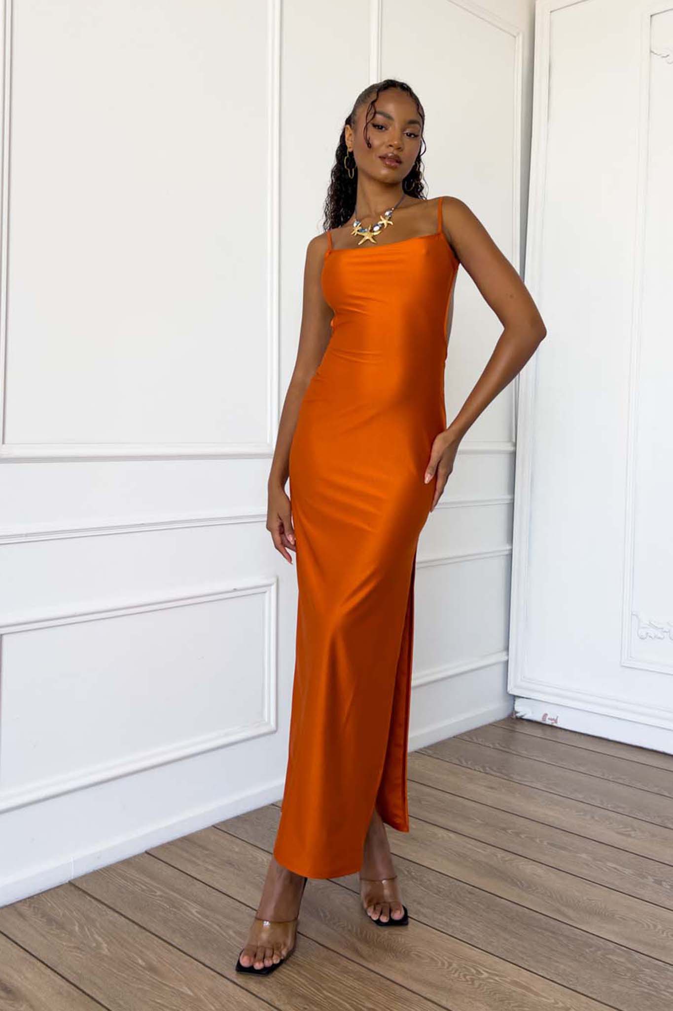 Cordelia μίντι φόρεμα με όψη σατέν εφαρμοστό εκάι - Image 1