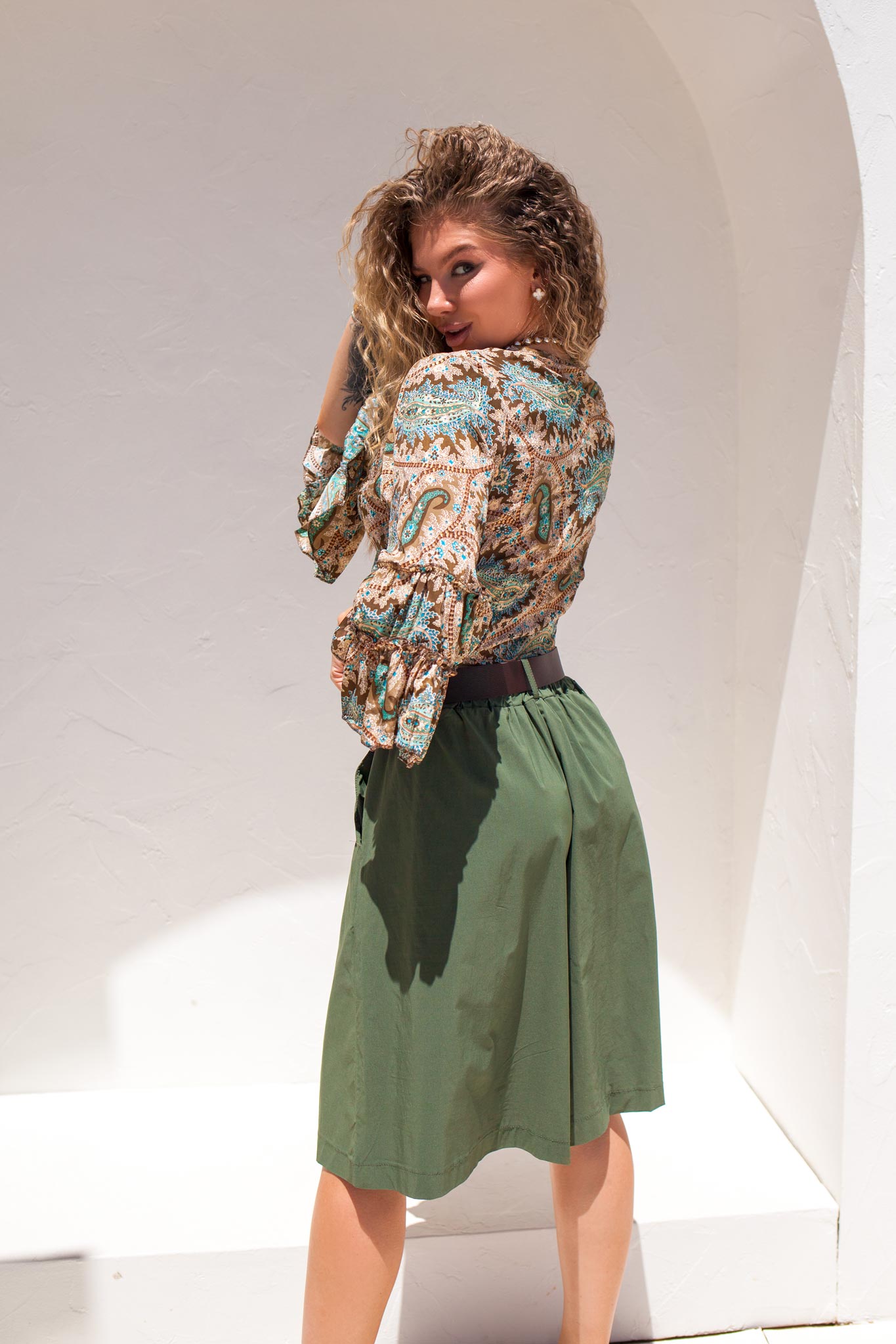 ΝΕΕΣ ΑΦΙΞΕΙΣ Downtown crop-top εμπριμέ με όψη σατέν βεραμάν