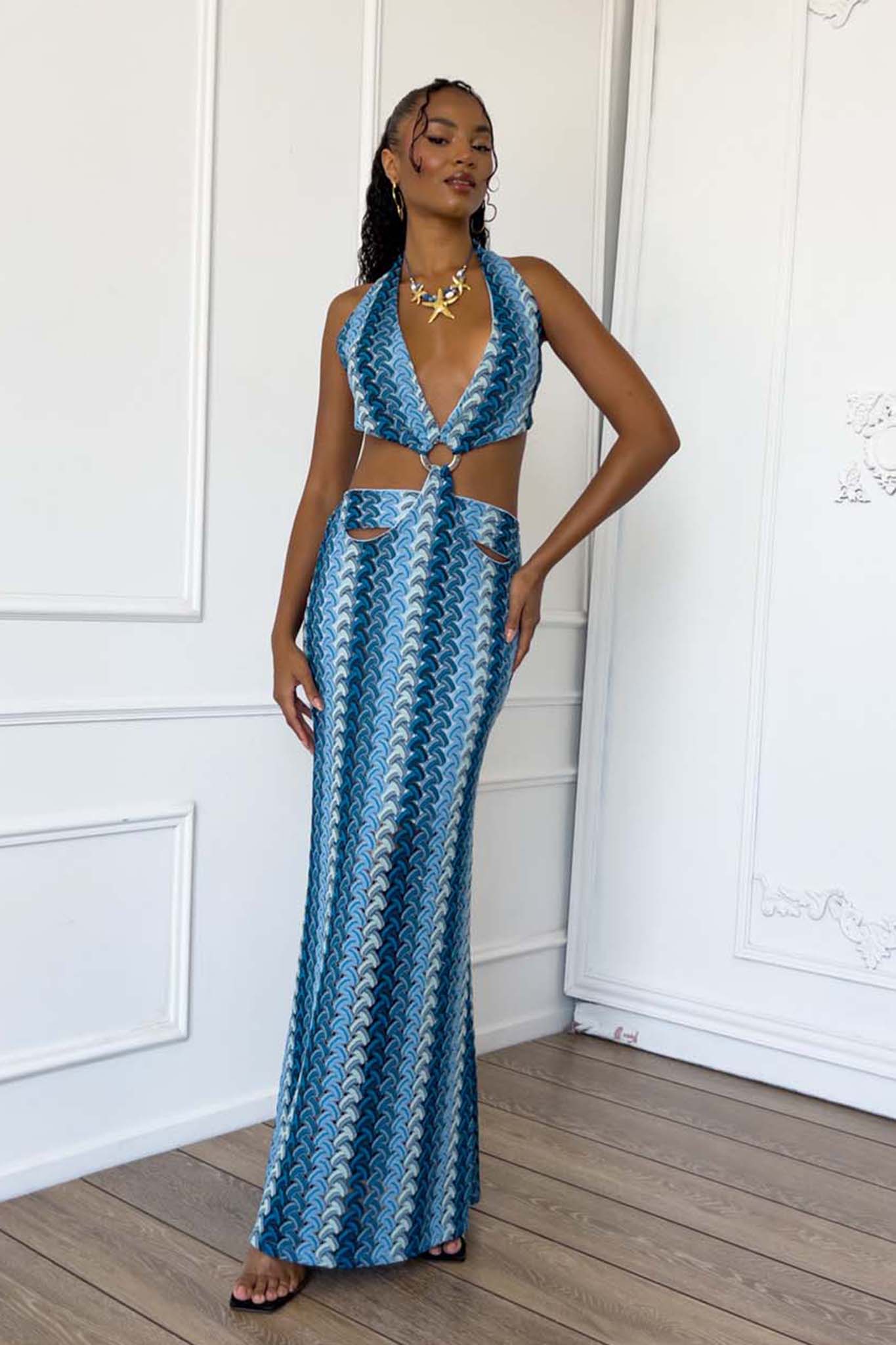 Louna μακρύ φόρεμα εξώπλατο με cuts out στο πλάι εμπριμέ μπλε - Image 1