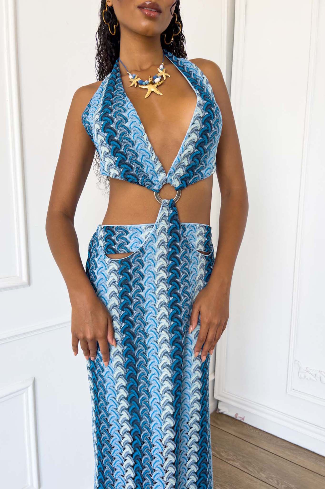 Louna μακρύ φόρεμα εξώπλατο με cuts out στο πλάι εμπριμέ μπλε - Image 3