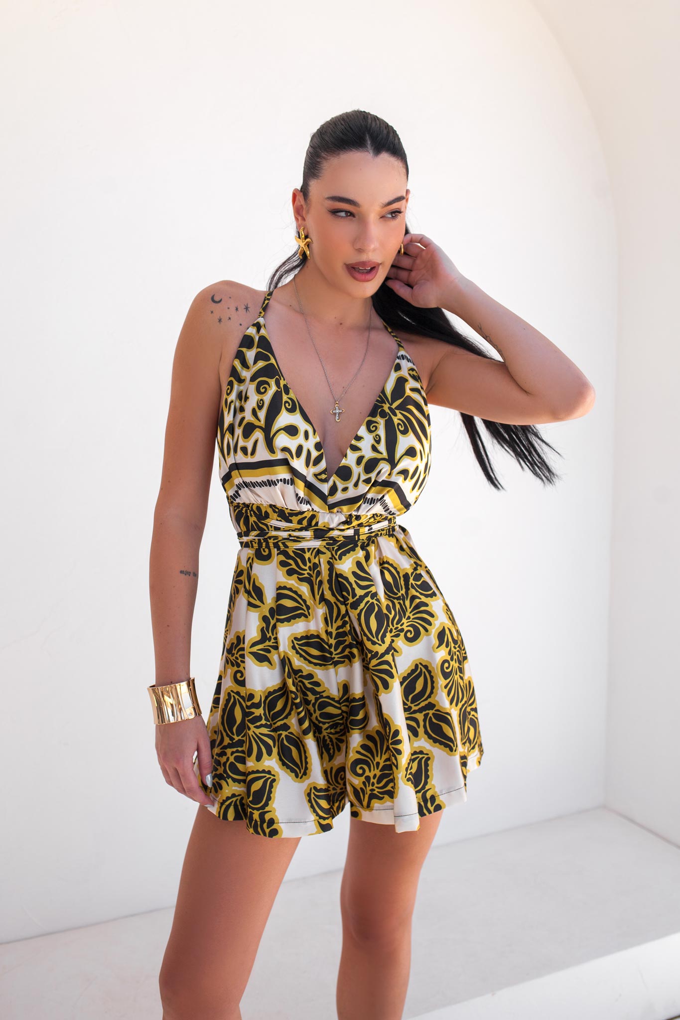 Manza ολόσωμη φόρμα σορτς εμπριμέ με όψη σατέν χρυσό - Image 1