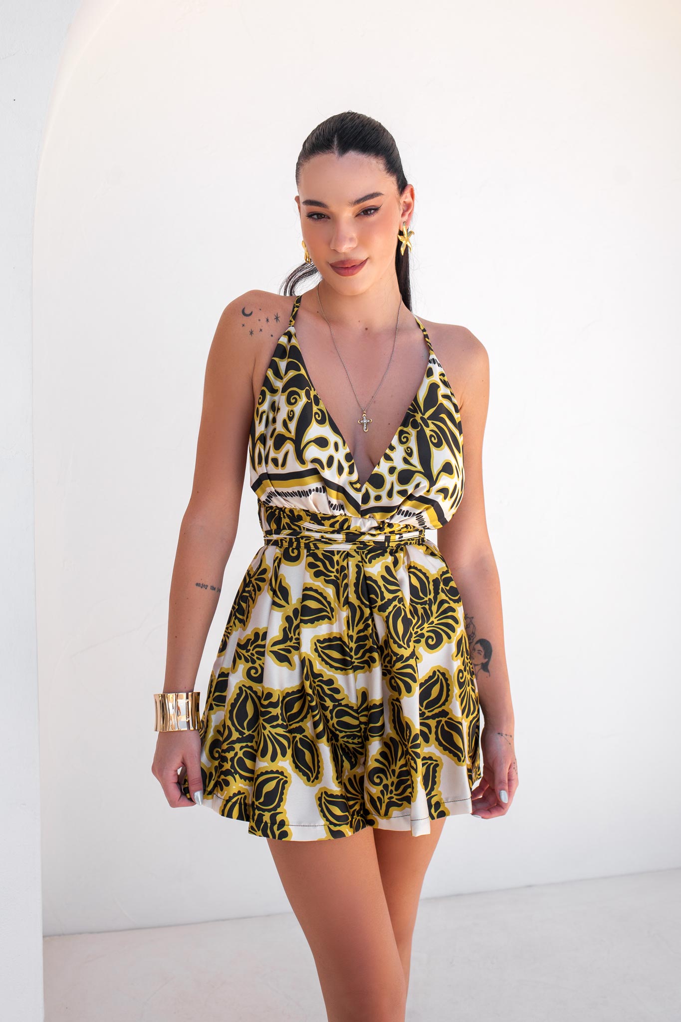 Manza ολόσωμη φόρμα σορτς εμπριμέ με όψη σατέν χρυσό - Image 3