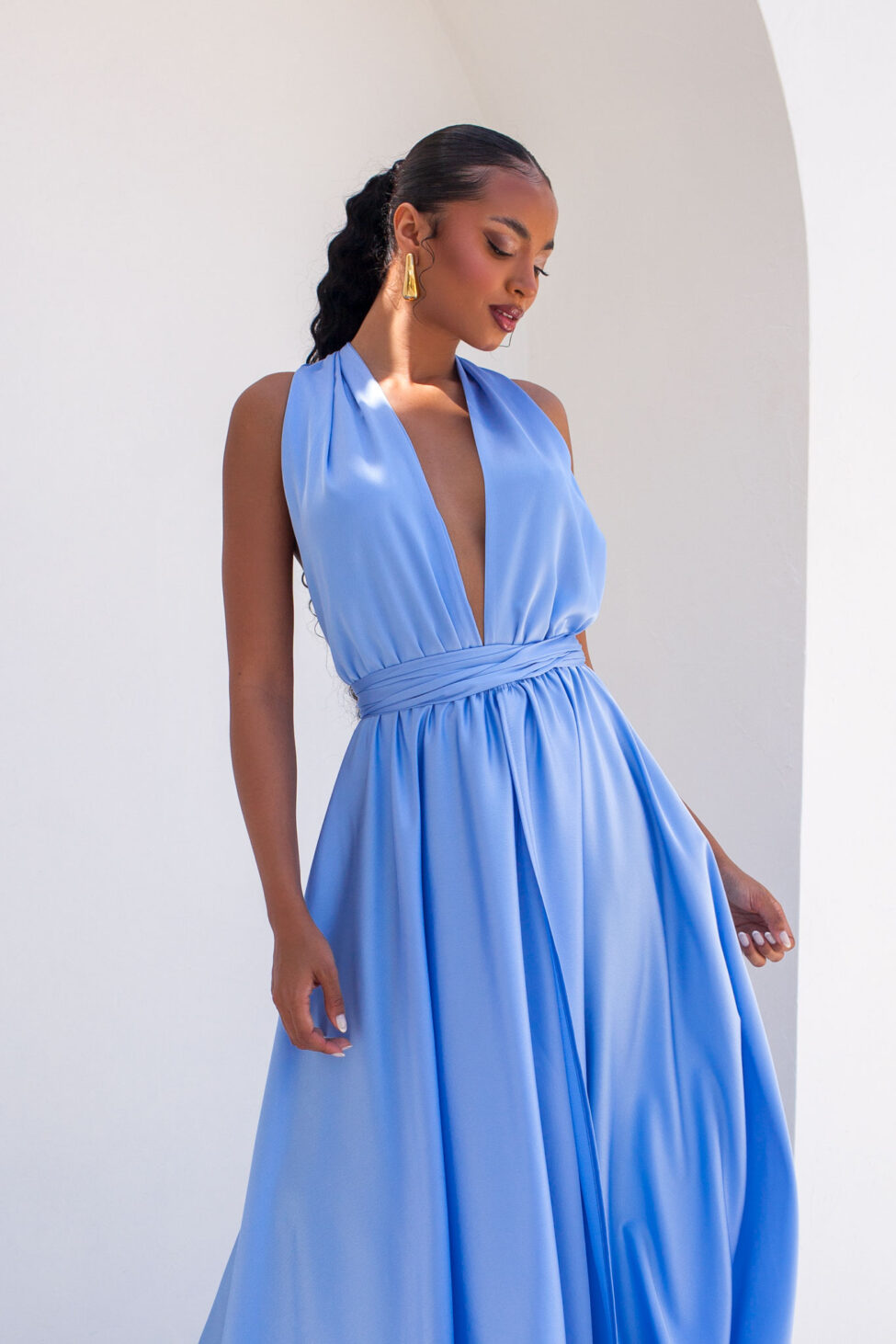 Vilma μακρύ φόρεμα με όψη σατέν με πολυμορφικό δέσιμο σιελ - Image 3