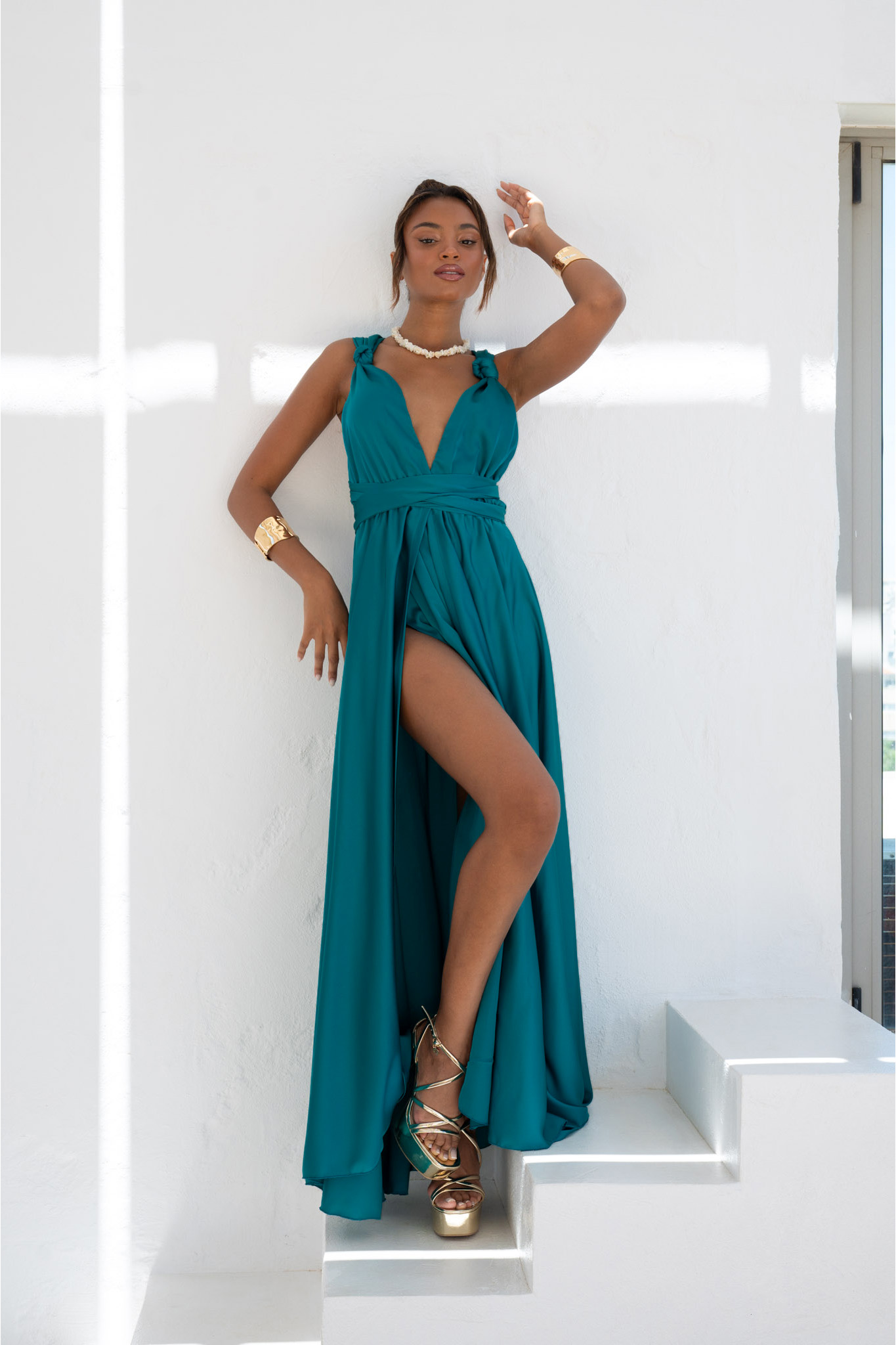 Vilma μακρύ φόρεμα με όψη σατέν με πολυμορφικό δέσιμο τιρκουάζ - Image 1