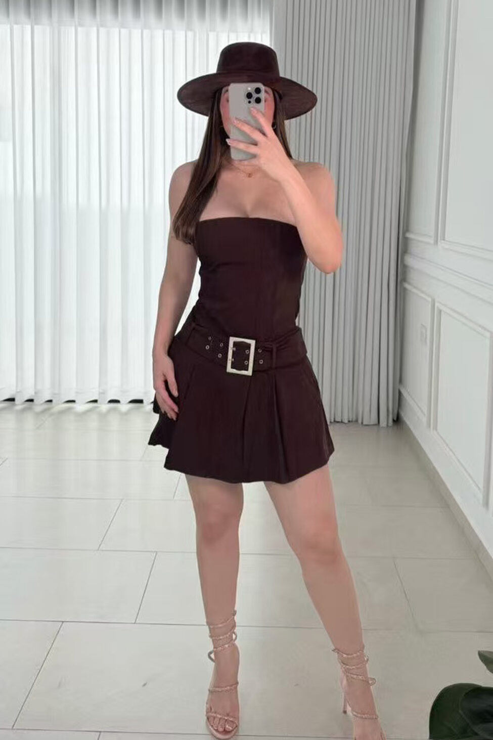 Cecelia μίνι ολόσωμο σορτς με πιέτες καφέ - Image 1