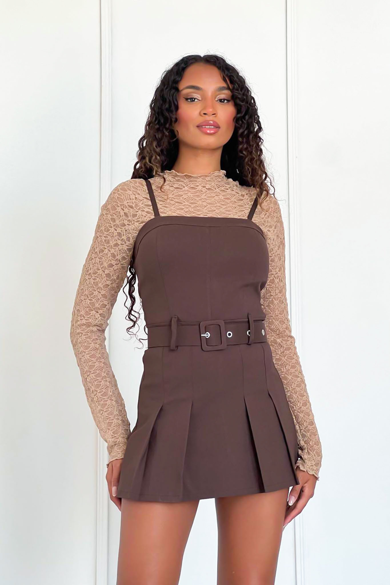 Figure ολόσωμο σορτς με πιέτες και ζώνη καφέ Figure ολόσωμο σορτς με πιέτες και ζώνη καφέ - Image 1