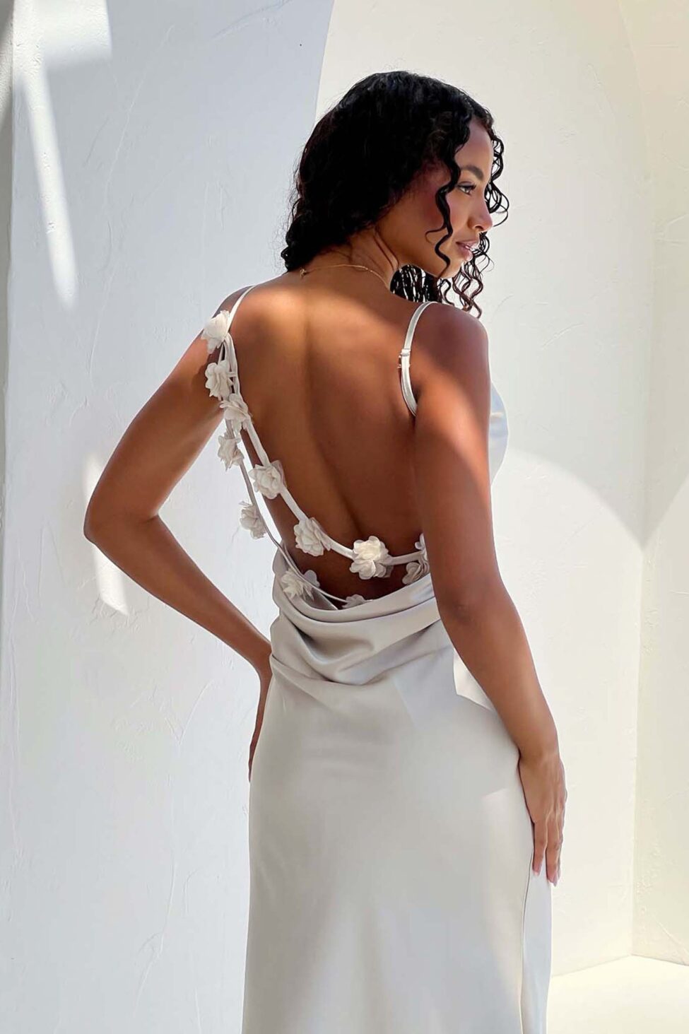 Fiora Belle μίντι φόρεμα με όψη σατέν εκρού - Image 3