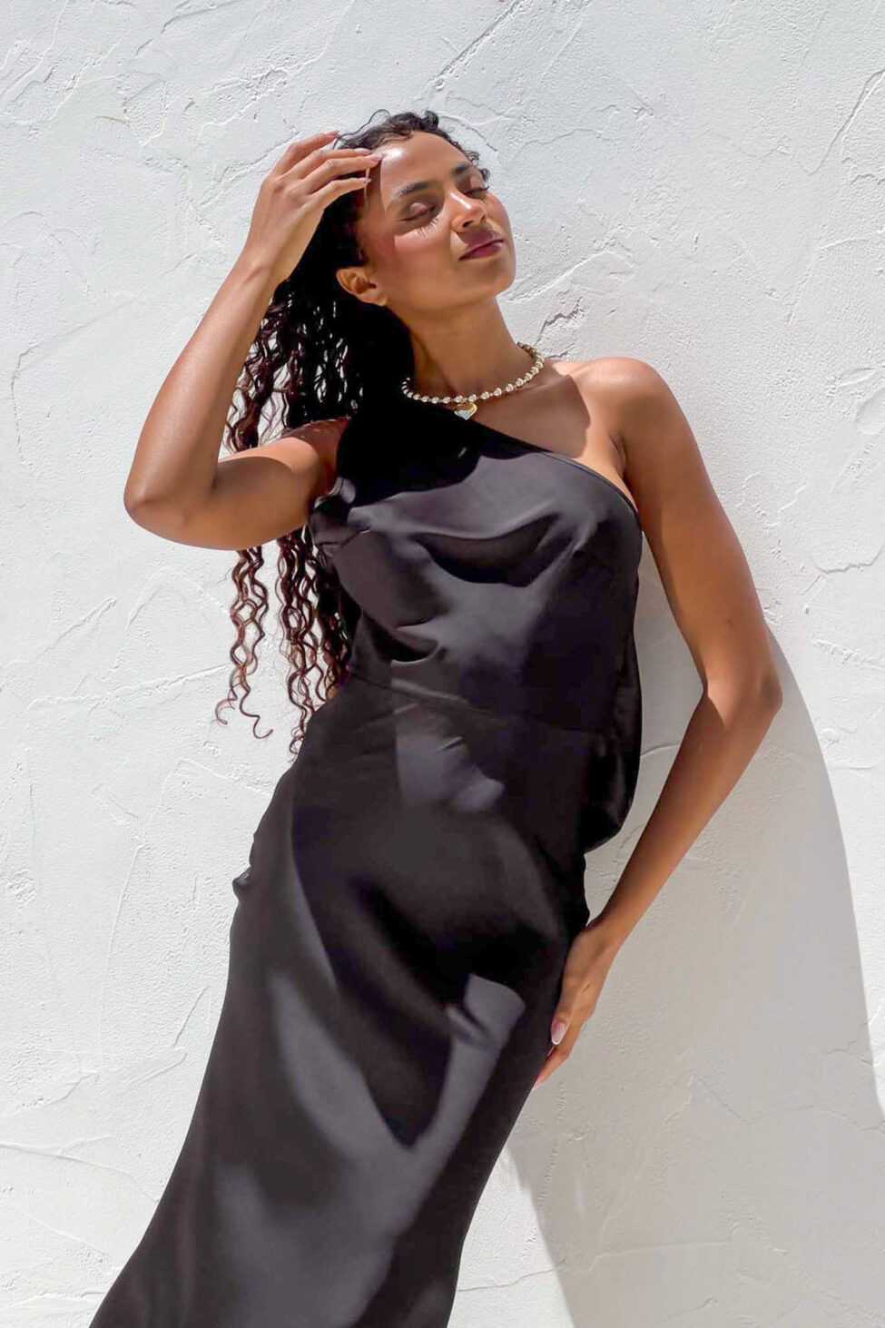 Silvyr μακρύ φόρεμα με όψη σατέν μαύρο - Image 3