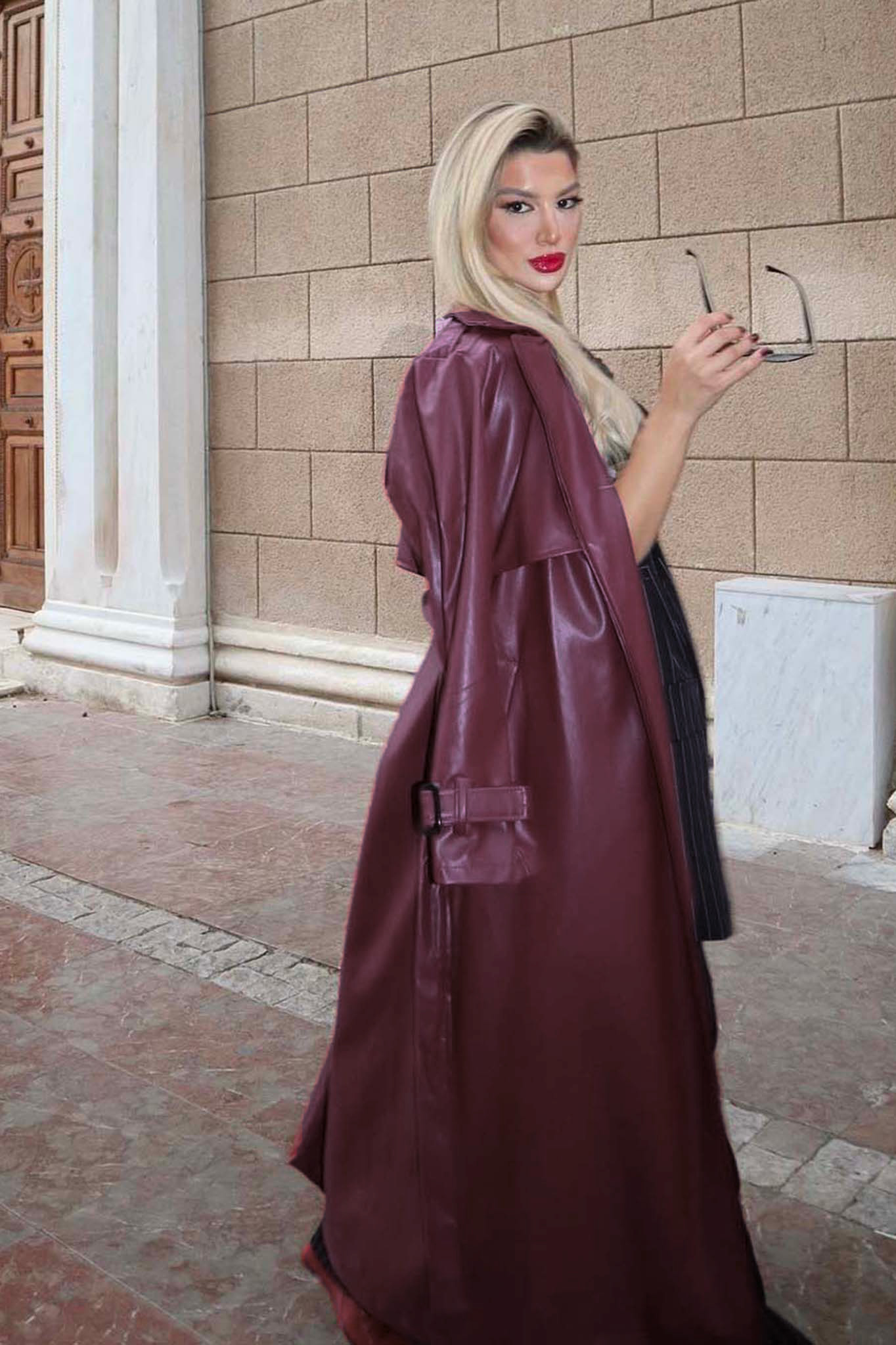 Tora μακριά καπαρντίνα απο οικολικό δέρμα με ζώνη μπορντό - Image 2