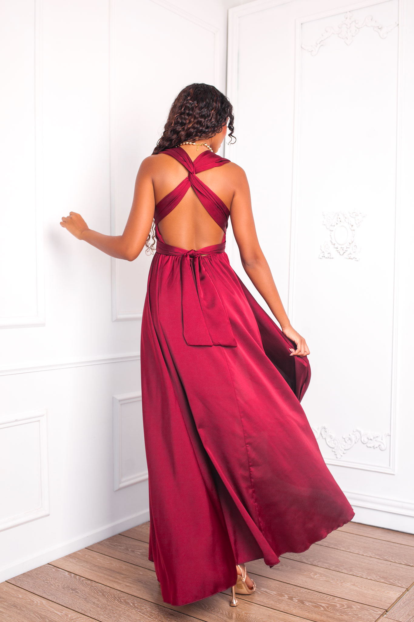 Vilma μακρύ φόρεμα με όψη σατέν με πολυμορφικό δέσιμο μπορντό - Image 3